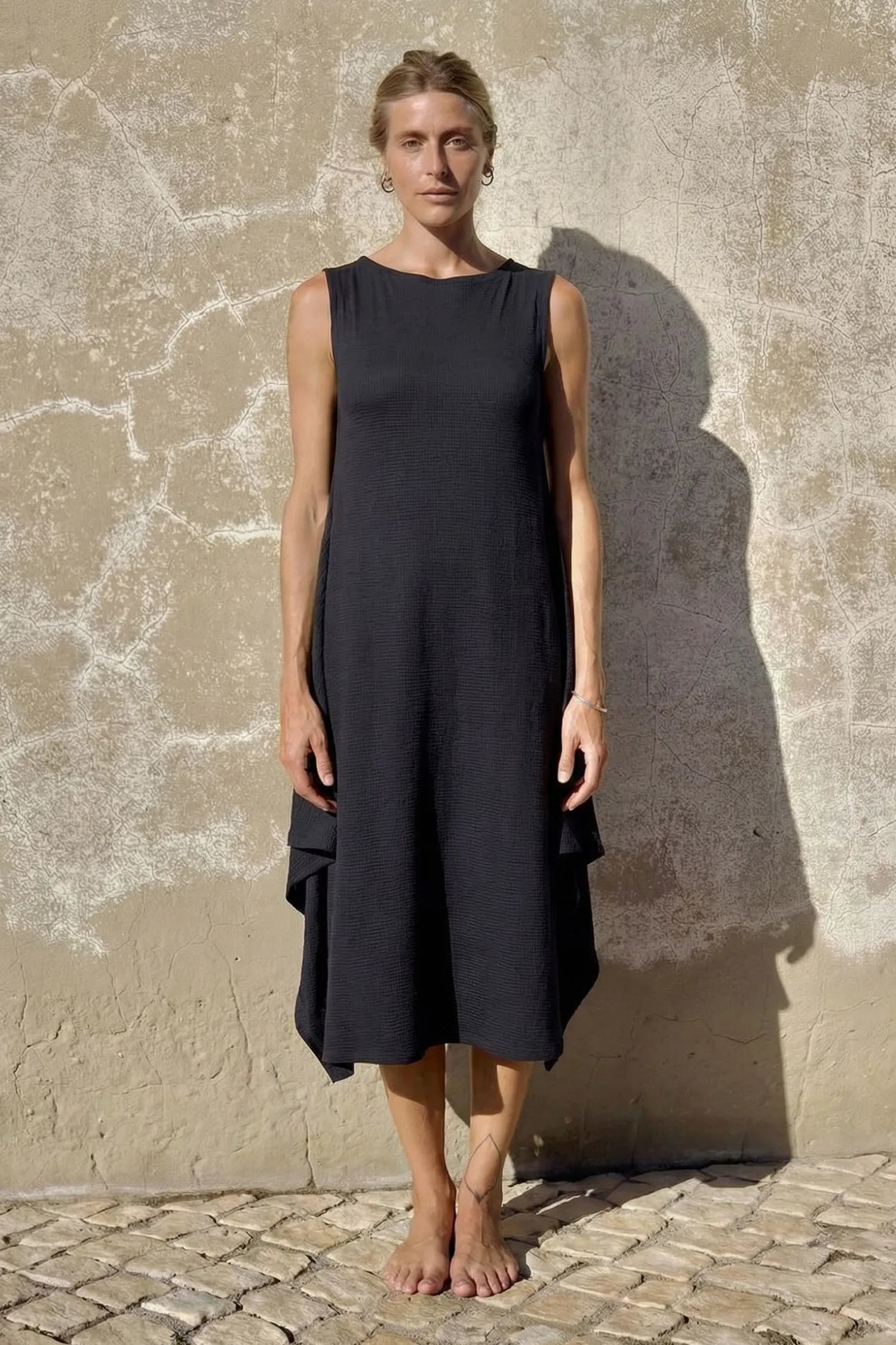 MYMARINI Kleid aus dunklem Stoff, ärmellos mit breiten Trägern und hochgeschlossenem Ausschnitt.