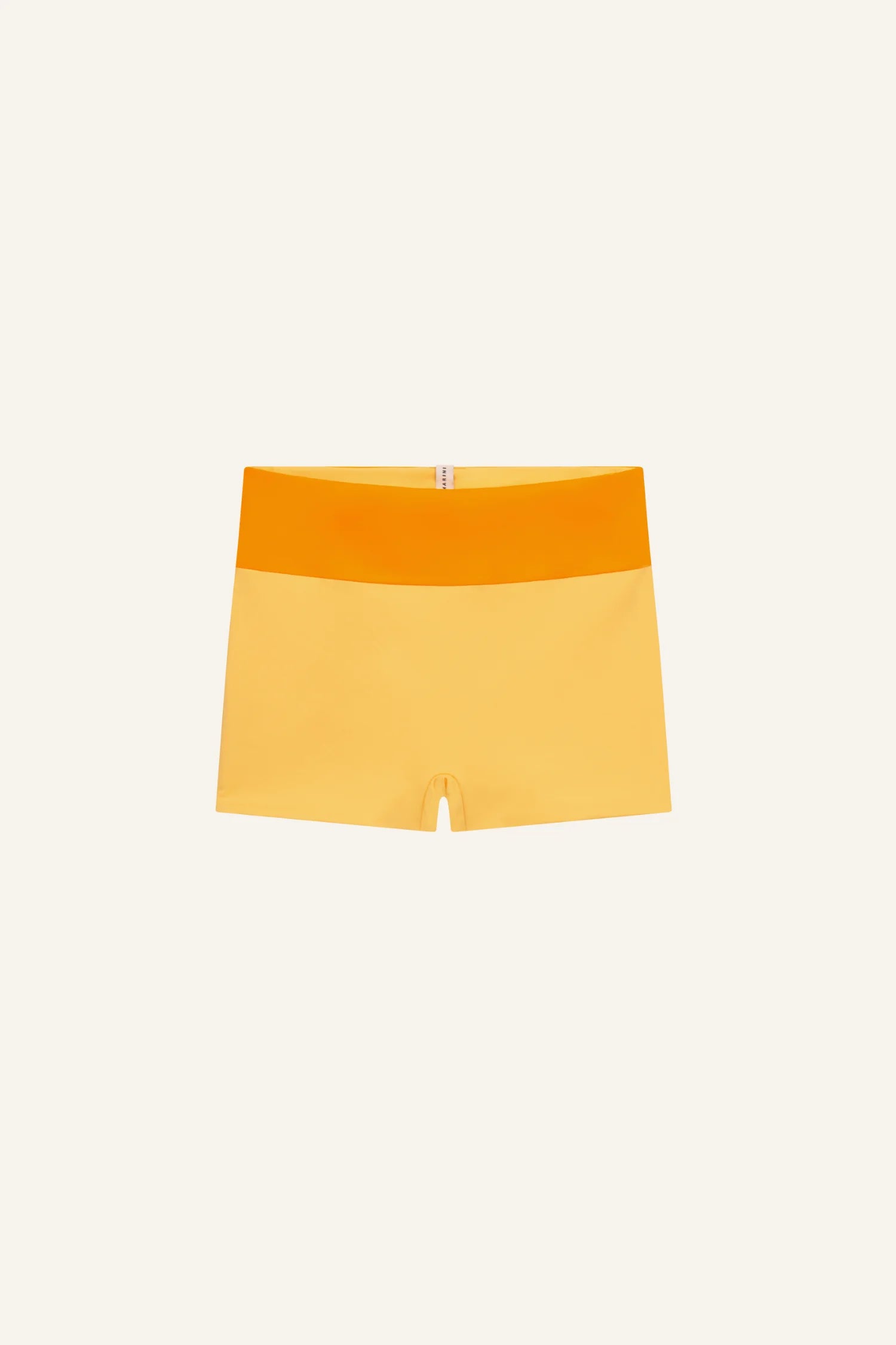 MYMARINI Bikinihose in Gelb mit orangefarbenem Bund, hoher Beinausschnitt, vor hellem Hintergrund.#color_buttermilk-soleil