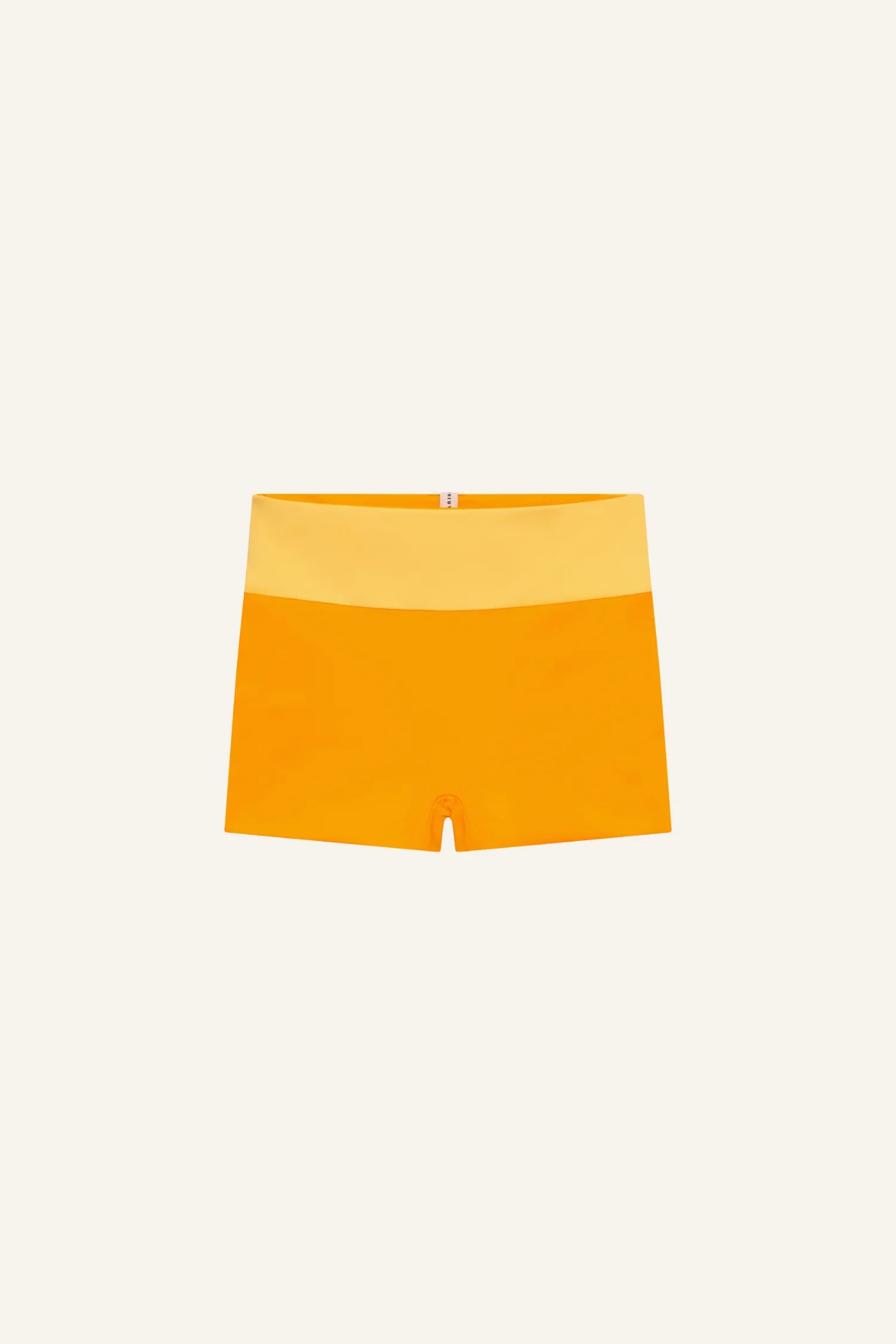 MYMARINI Bikinihose in Orange mit hohem Beinausschnitt auf hellem Hintergrund.#color_buttermilk-soleil