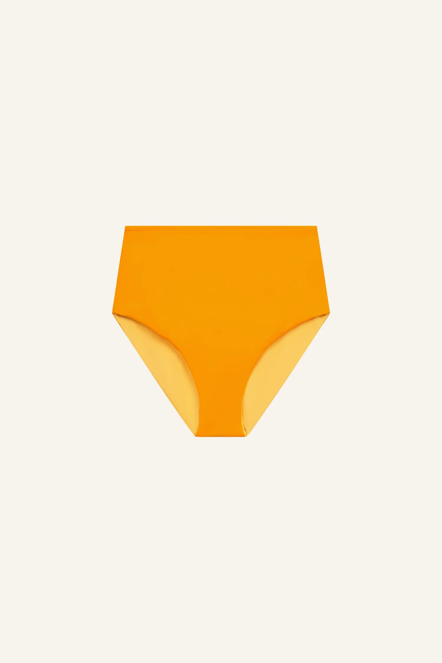 MYMARINI Bikinihose in leuchtendem Orange, High waist Schnitt, vor neutralem Hintergrund.#color_buttermilk-soleil