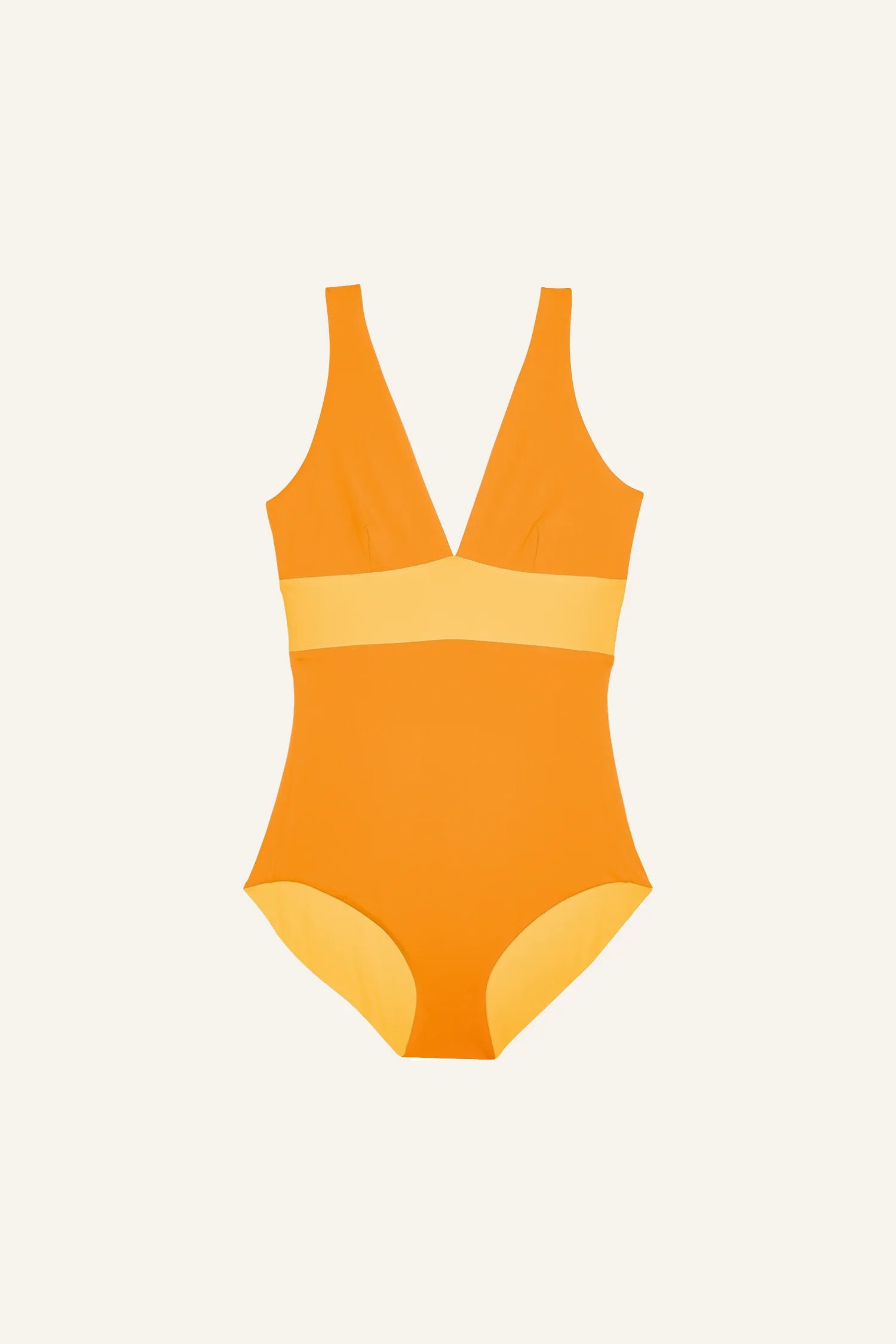 MYMARINI Badeanzug in Orange mit V-Ausschnitt und breiten Trägern, hoher Beinausschnitt, vor hellem Hintergrund.#color_buttermilk-soleil