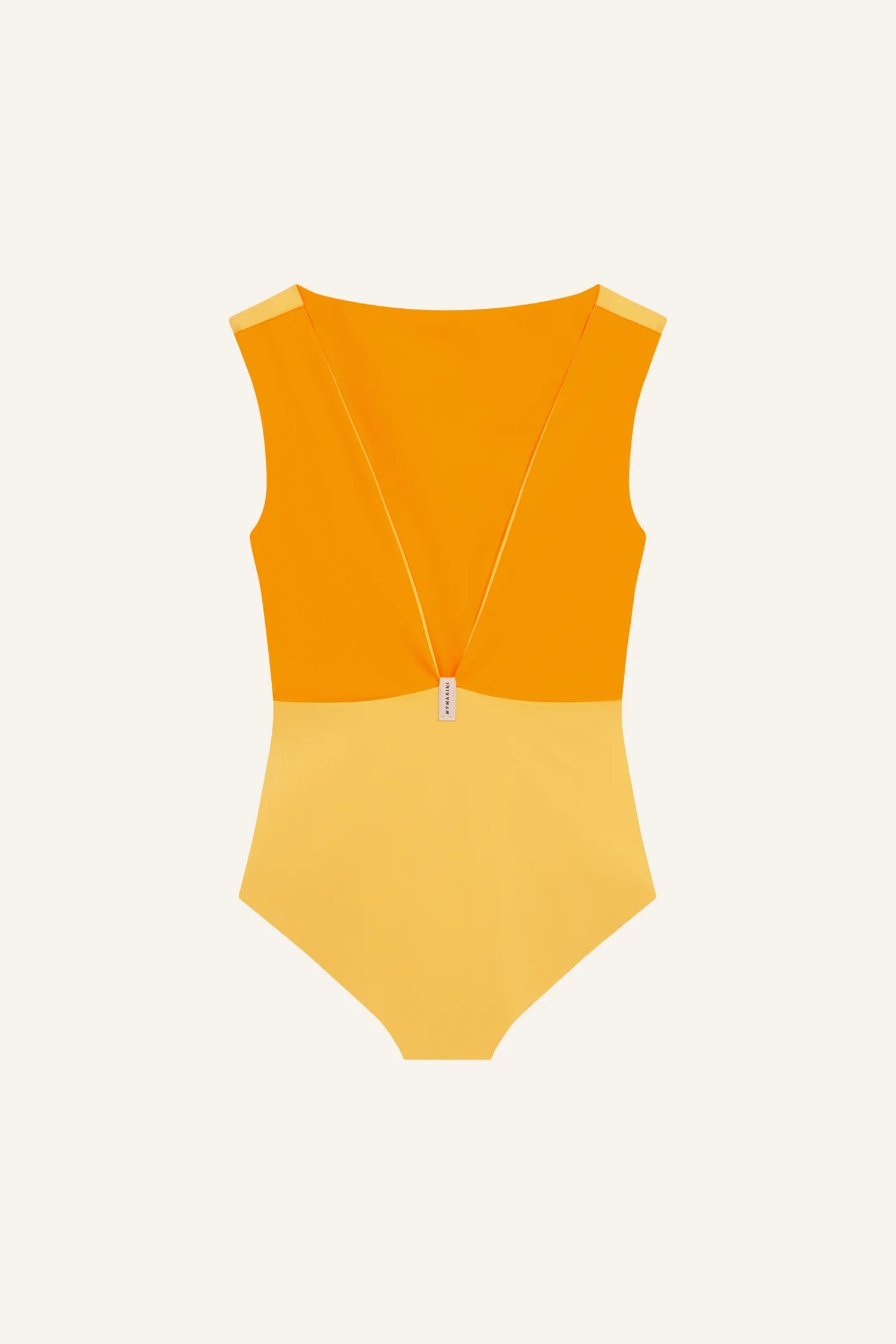 MYMARINI Badeanzug in Orange und Gelb, V-Ausschnitt, breitere Träger, hoher Beinausschnitt, vor hellem Hintergrund.#color_buttermilk-soleil