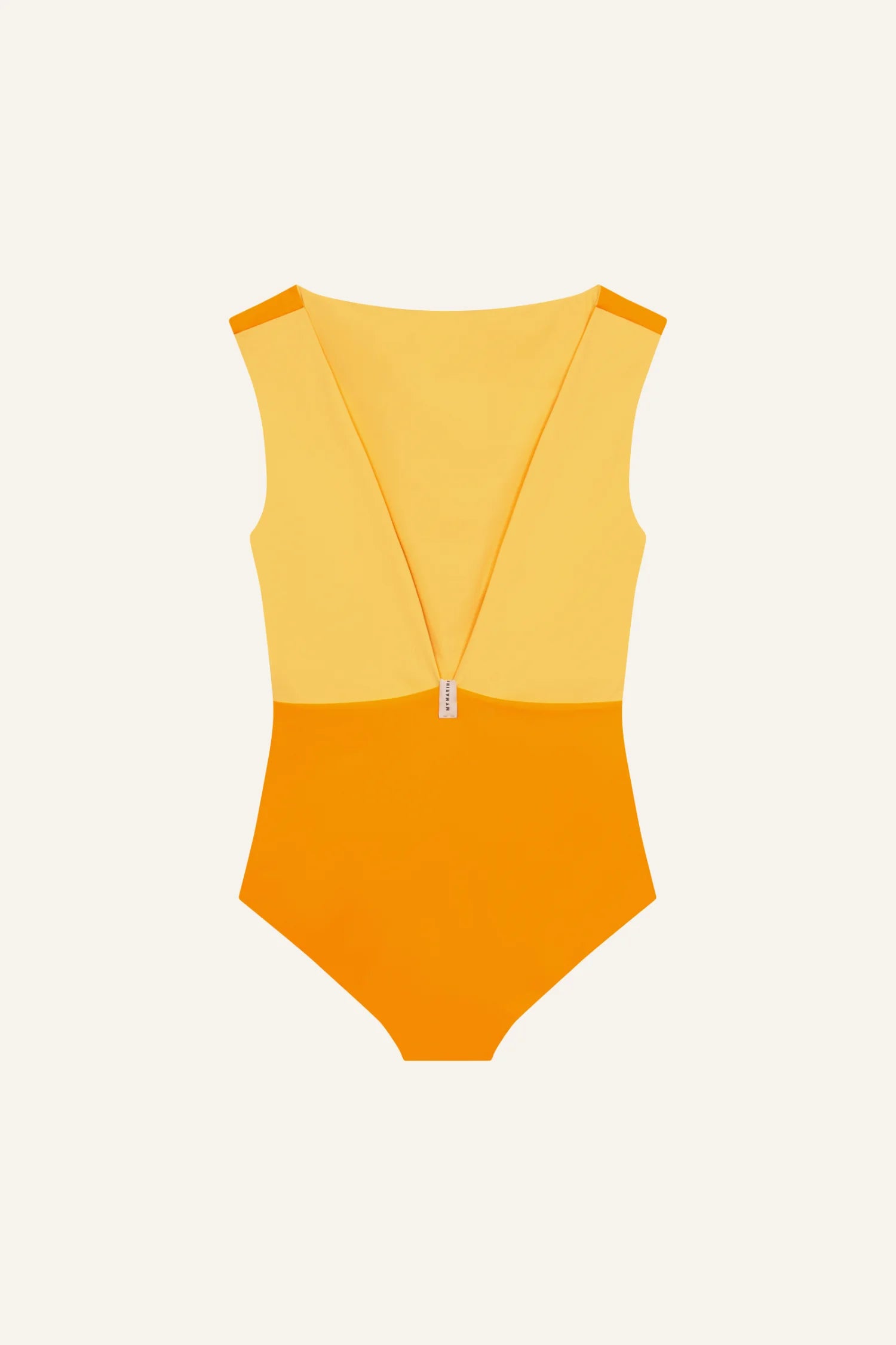 Ärmelloser MYMARINI Badeanzug in Gelb-Orange mit V-Ausschnitt und hohem Beinausschnitt vor hellem Hintergrund.#color_buttermilk-soleil