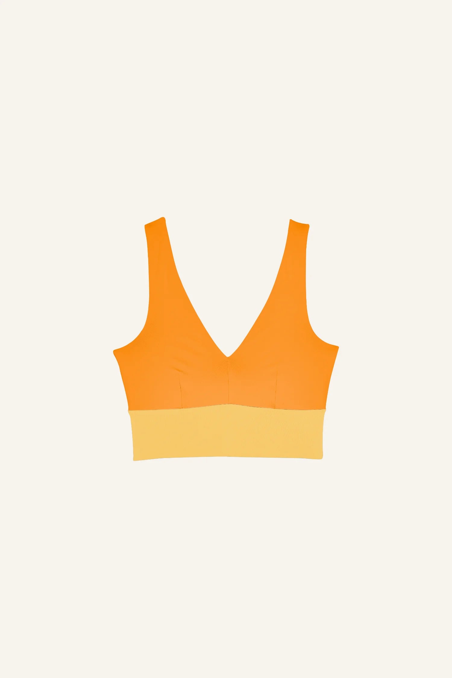 MYMARINI Bikinitop in Orange mit V-Ausschnitt und breiten Trägern auf hellem Hintergrund.#color_buttermilk-soleil