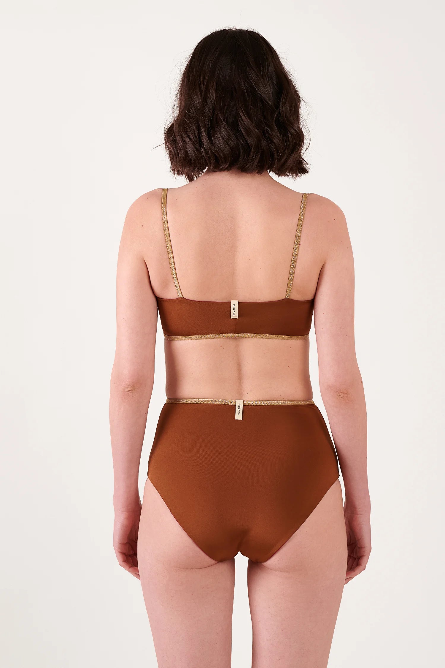 MYMARINI Bikinioberteil und Bikinihose in Braun mit goldenen Nähten; Rückenansicht, Breite Träger, Hoher Bund.#color_maroon-hortensia