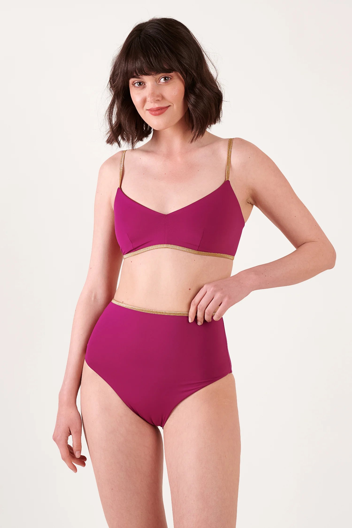 MYMARINI Bikinitop mit dünnen Trägern und goldener Bordüre, passende High-Waist Bikinihose; Modell zeigt das Set.#color_maroon-hortensia