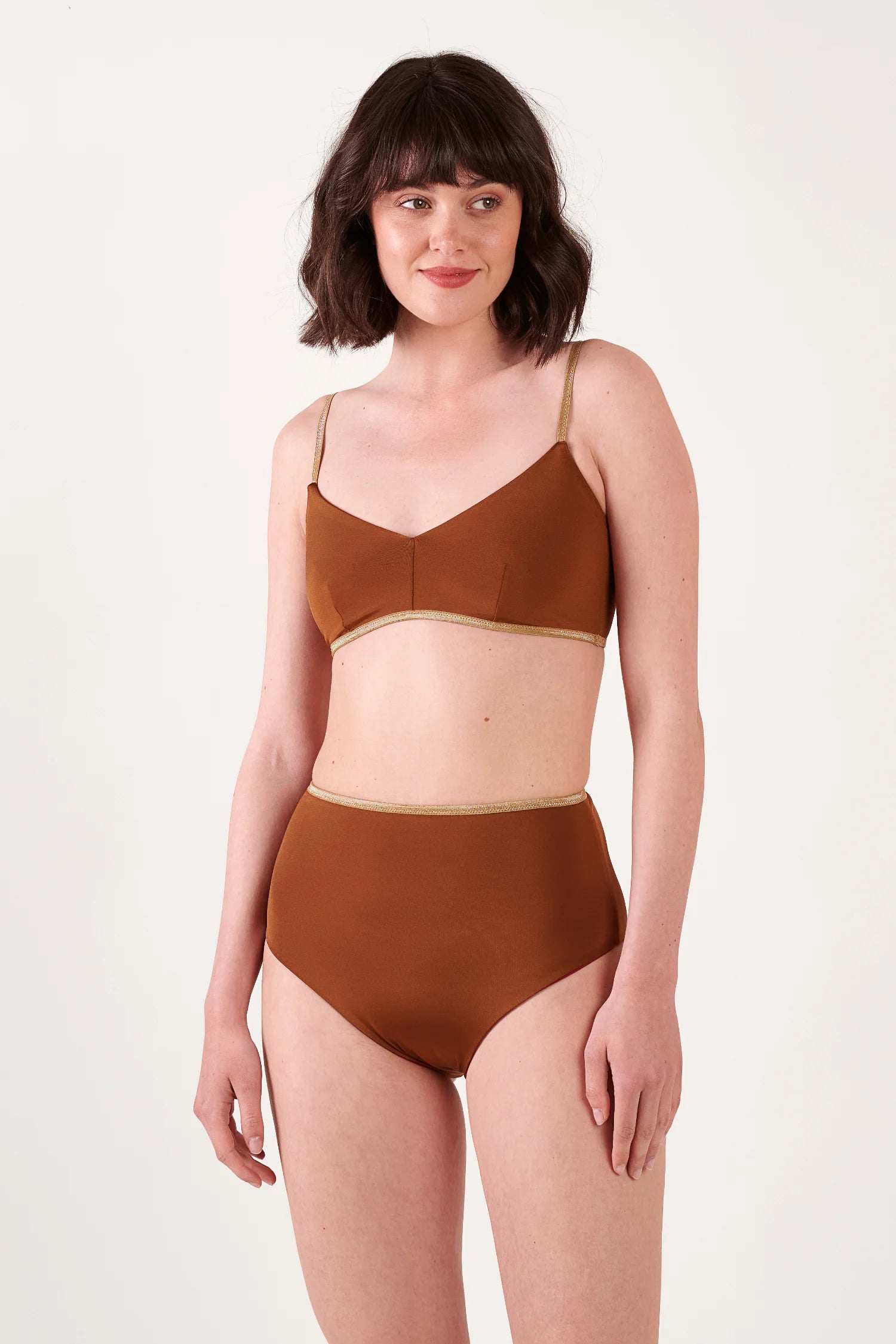 MYMARINI Bikini-Top mit V-Ausschnitt und dünnen Trägern, dazu High-Waist-Bikinihose; goldene Ziernaht am Rand.#color_maroon-hortensia