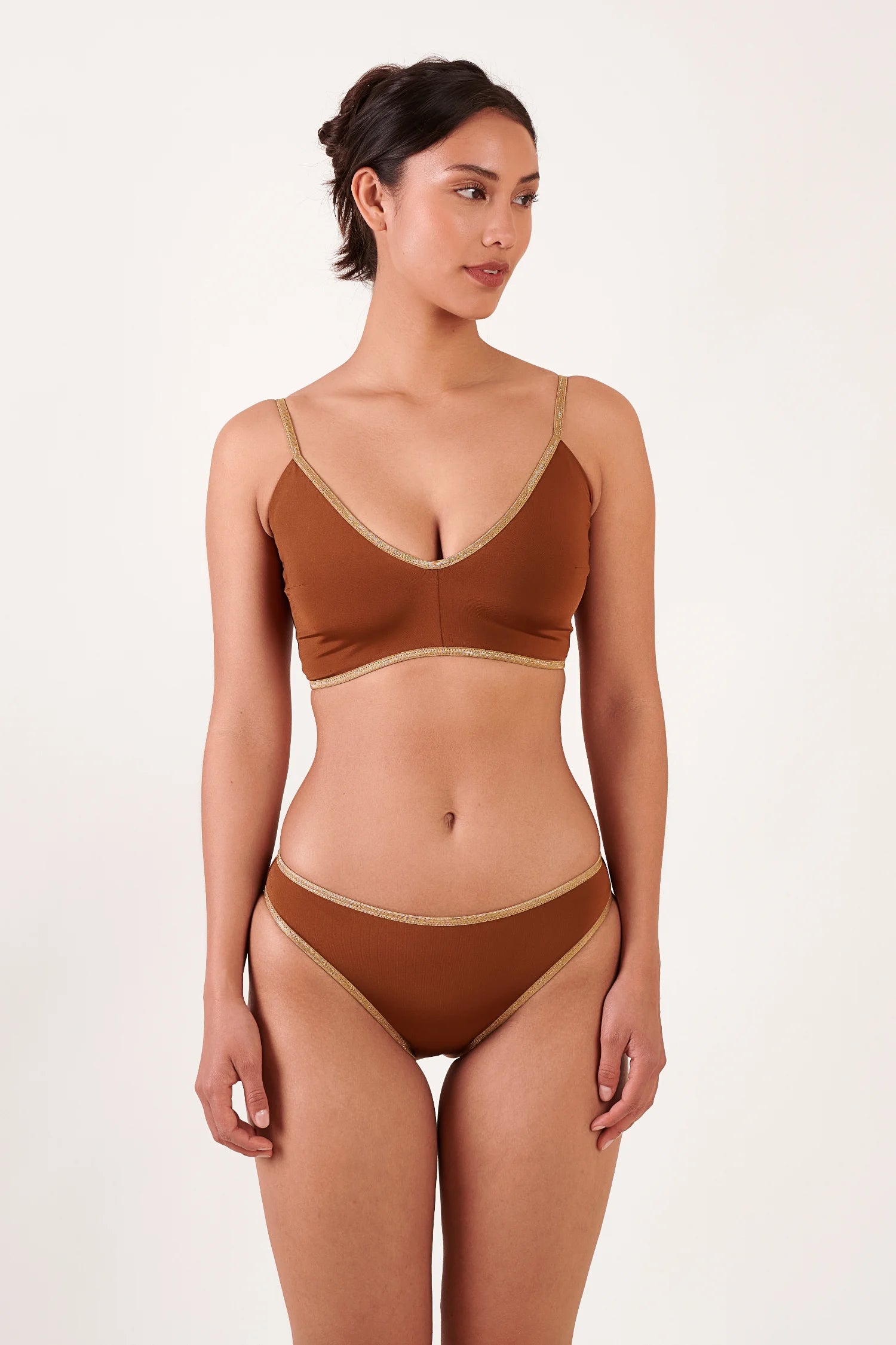 MYMARINI Bikini-Set in Braun mit goldfarbenem Rand; Bikinitop mit V-Ausschnitt und dünnen Trägern, Bikinihose im Mid rise.#color_maroon-hortensia