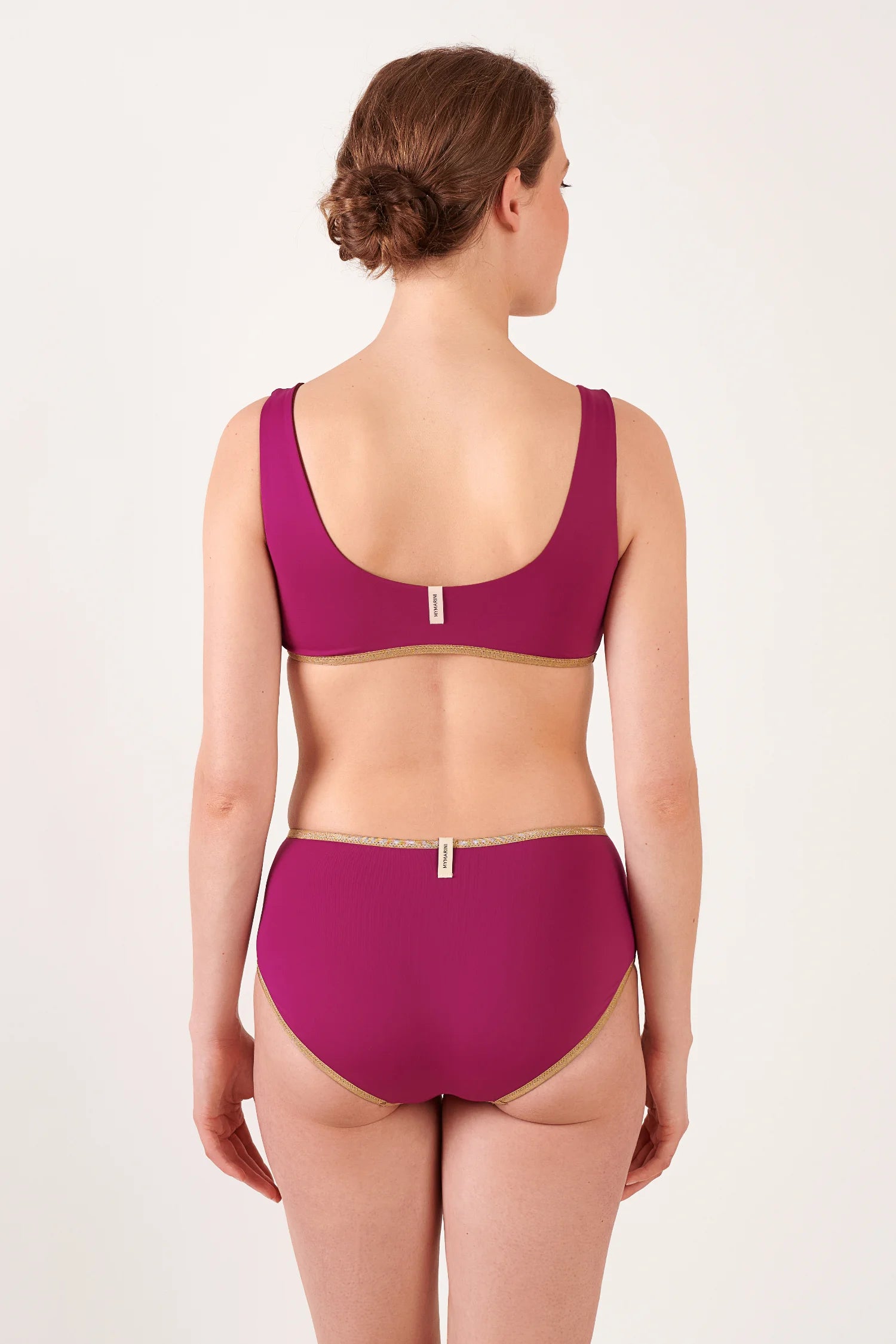 MYMARINI Bikinioberteil und Bikinihose in Magenta mit goldfarbenem Band; Top mit breiten Trägern, Rücken U-förmig, Bottom mit hohem Bund.#color_maroon-hortensia