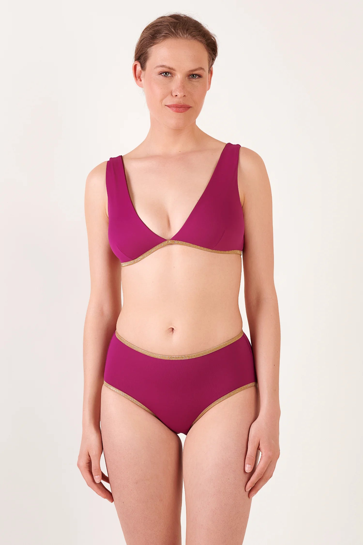 MYMARINI Bikinioberteil in Magenta mit tiefem V-Ausschnitt und breiten Trägern; dazu passende High-Waist-Bikinihose mit goldener Bordüre.#color_maroon-hortensia
