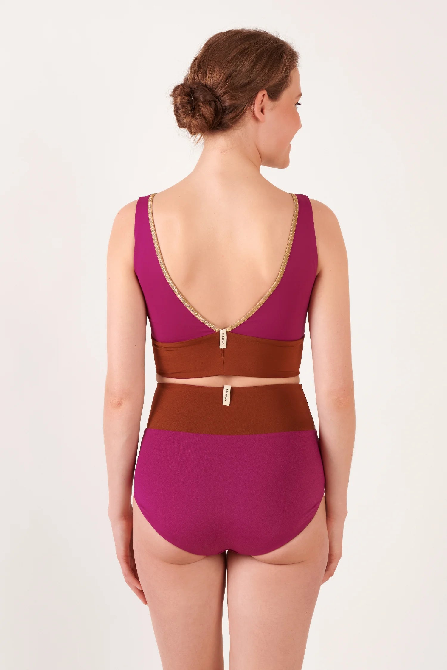 MYMARINI Bikini-Set, Rückenansicht: magenta Oberteil mit breiten Trägern und brauner High-Waist-Hose; V-Rückenausschnitt.#color_maroon-hortensia