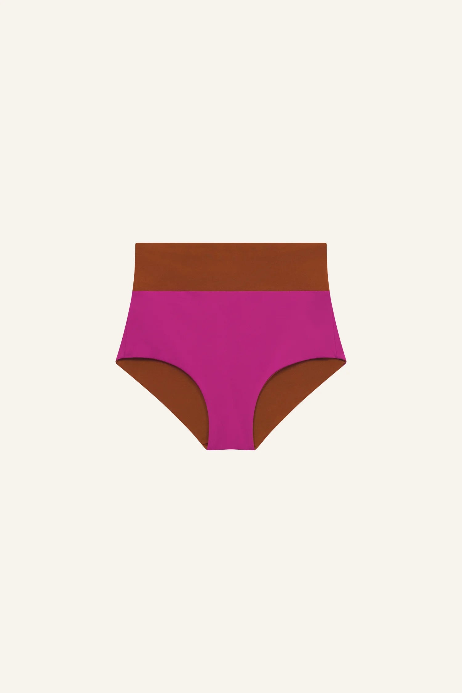 MYMARINI Bikinihose, High-Waist-Schnitt, pink mit braunem Bund, auf hellem Hintergrund.#color_maroon-hortensia