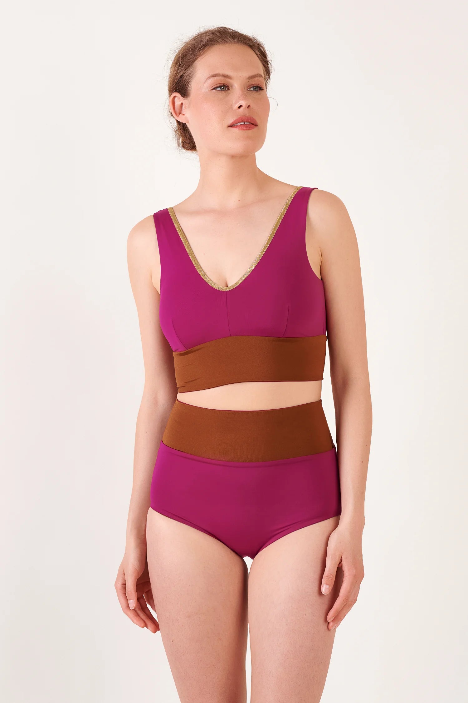 MYMARINI Bikini-Top in Magenta mit V-Ausschnitt und goldener Paspel; dazu braune High-Waist-Bikinihose zu sehen.#color_maroon-hortensia