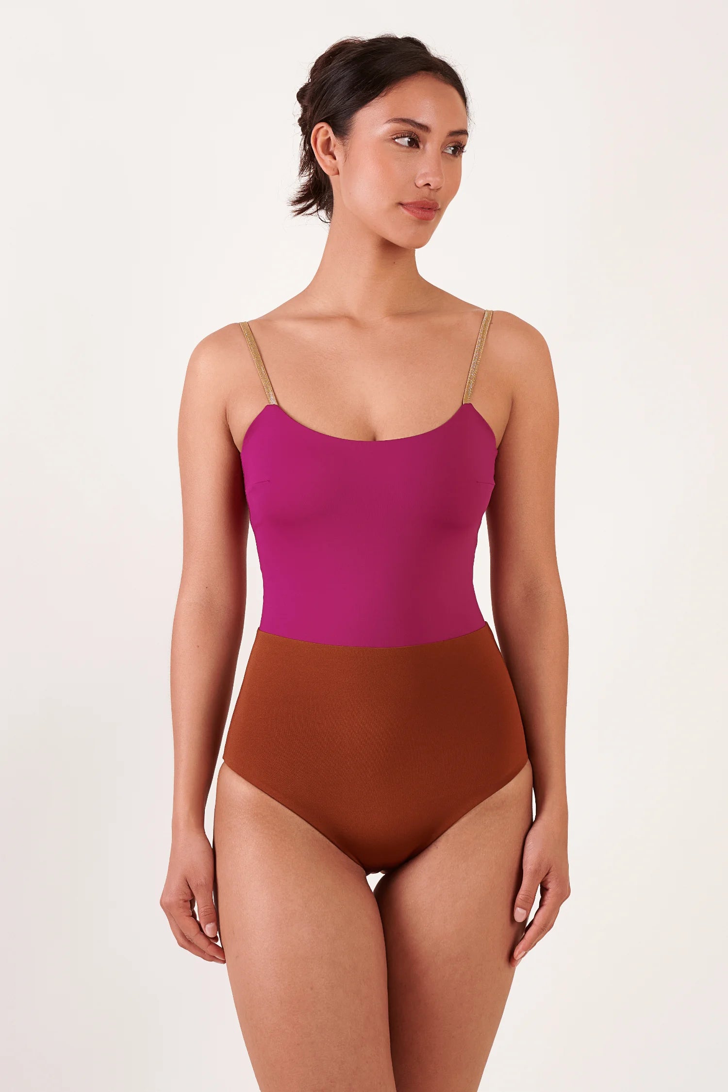 MYMARINI Bikinioberteil in Magenta mit feinen Trägern, Bikinihose in Braun mit hohem Bund – zwei-teiliger Badeanzug.#color_maroon-hortensia