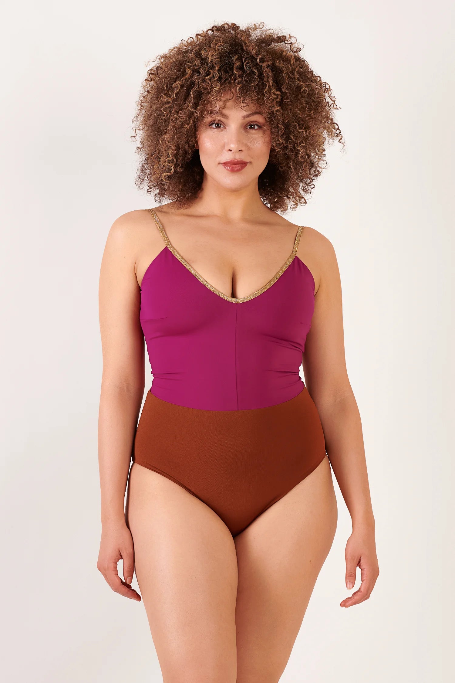 MYMARINI Bikinitop mit Spaghettiträgern und V-Ausschnitt in Magenta, dazu Hochschnitt-Bikinihose in Braun.#color_maroon-hortensia
