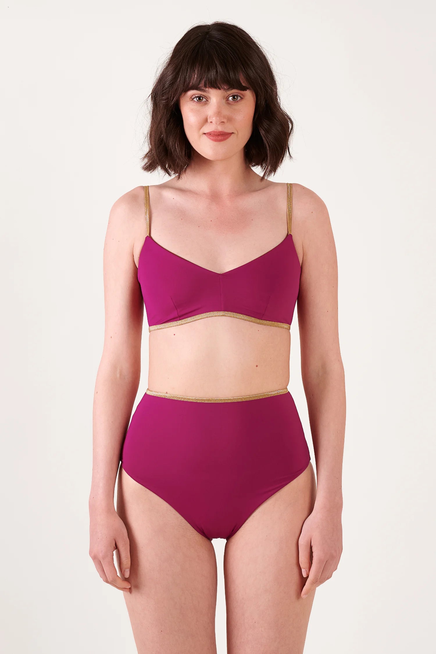 MYMARINI Bikini: Oberteil mit V-Ausschnitt und Spaghettiträger, Hose mit High waist; magenta mit goldenen Zierbändern.#color_maroon-hortensia