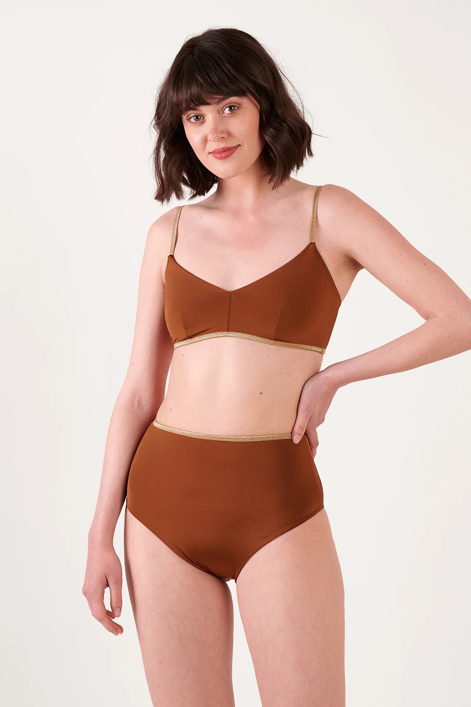 MYMARINI Bikini-Top und Bikini-Hose in Braun mit goldenen Spaghettiträgern; Top V-Ausschnitt, Hose High Waist.#color_maroon-hortensia