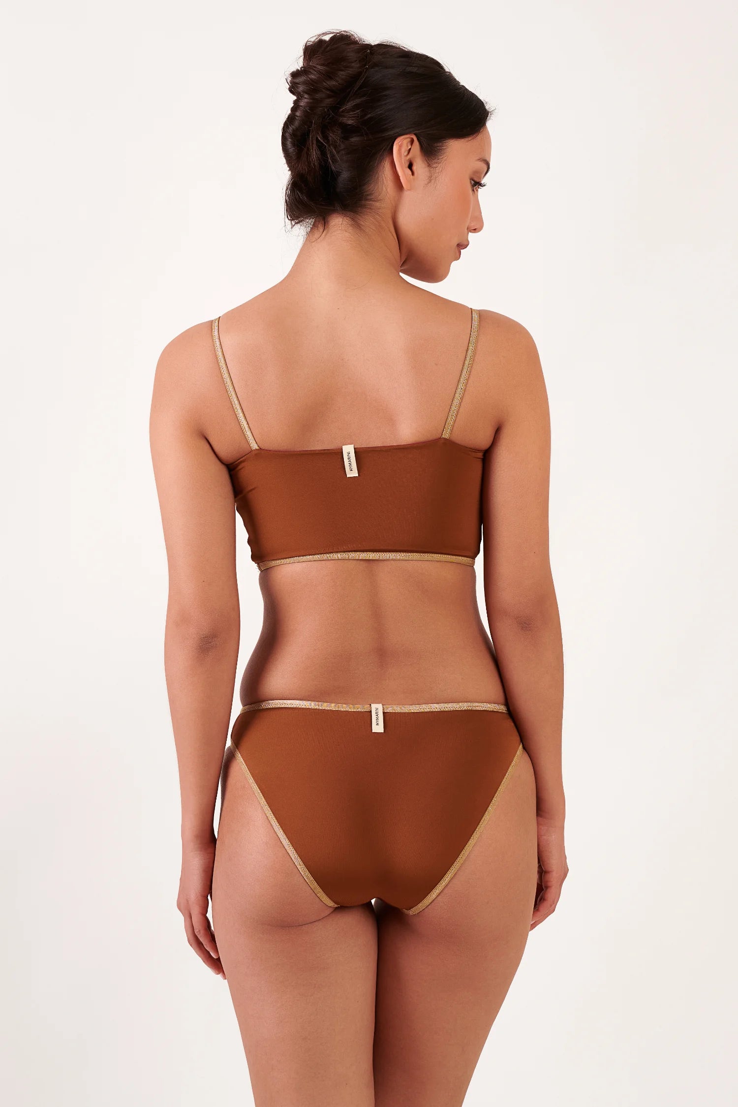 MYMARINI Bikinioberteil und Bikinihose in Braun mit goldenen Zierkanten; Spaghettiträger, Mid Rise, Rückansicht mit Etikett.#color_maroon-hortensia