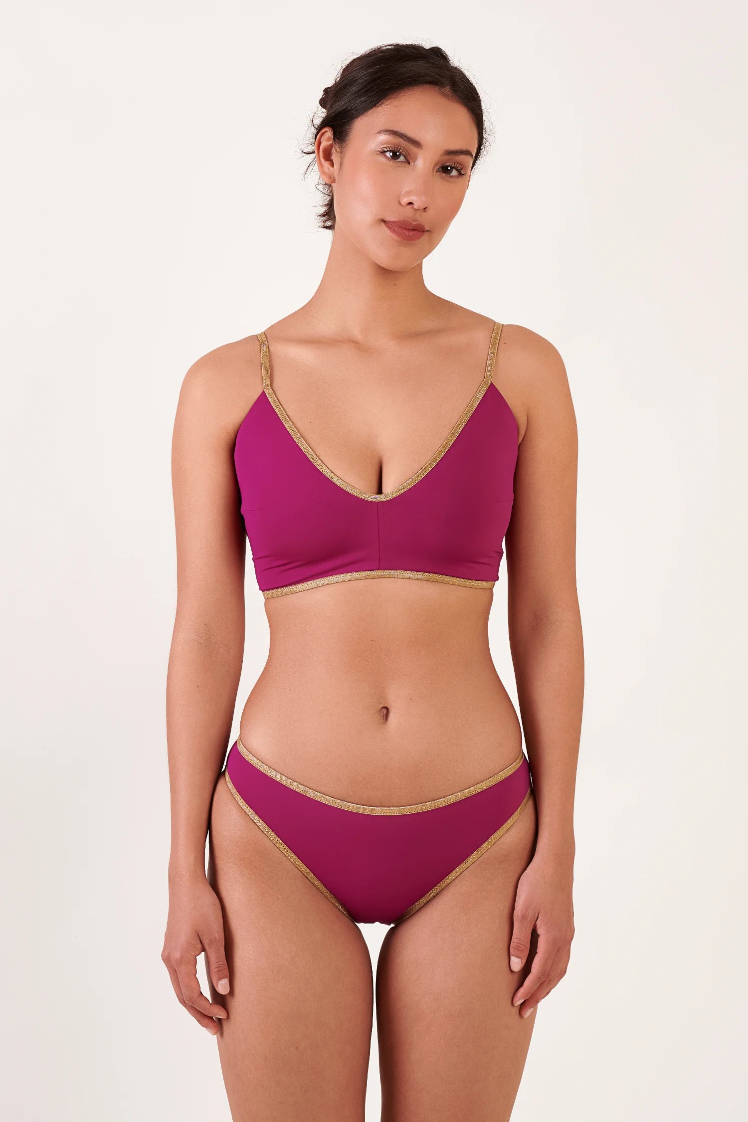 MYMARINI Bikini: Oberteil und Hose in Magenta mit goldener Zierkante; V-Ausschnitt, breite Träger, Mid-rise.#color_maroon-hortensia