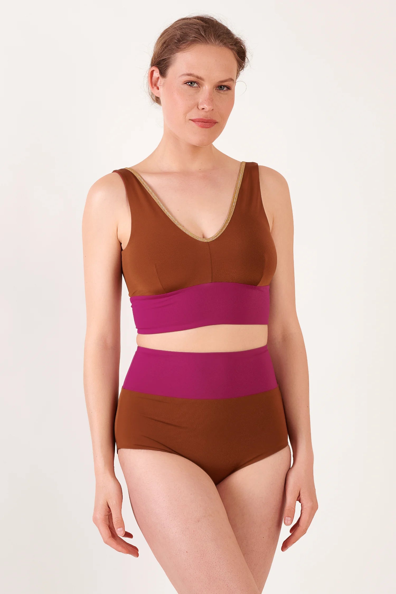 MYMARINI Bikini-Top und Bikini-Hose in Braun/Magenta, V-Ausschnitt, goldene Kante, High waist, breite Träger.#color_maroon-hortensia
