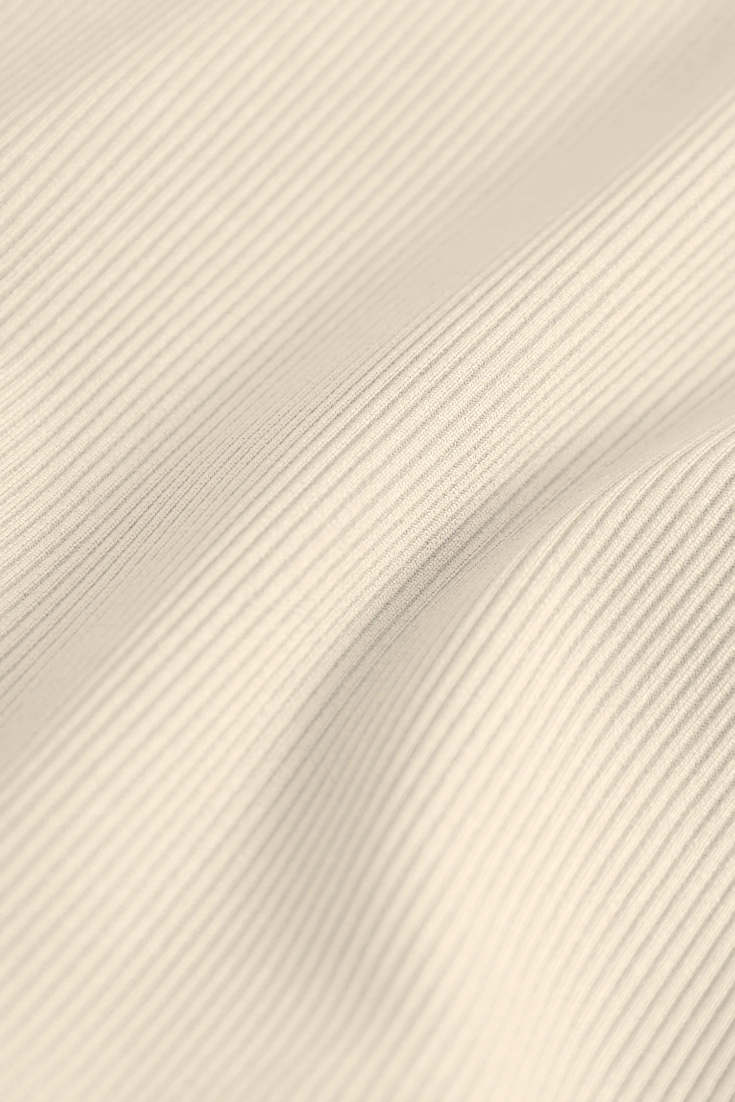 Gerippter cremefarbener Stoff von MYMARINI in Nahaufnahme, zeigt Textur und Materialdetails.#color_white
