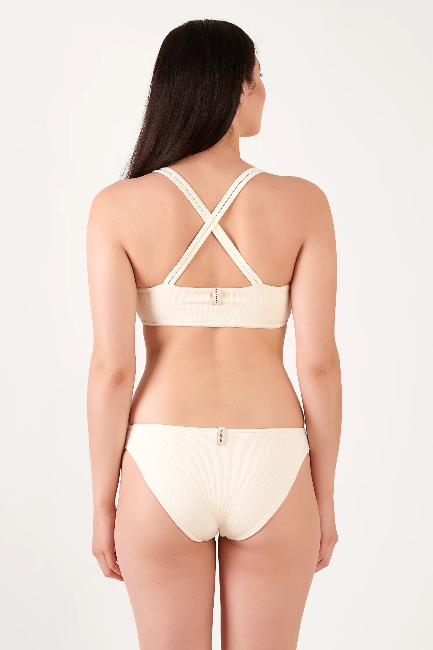 Bikinitop und Bikinihose von MYMARINI in hellem Beige, mit gekreuzten Trägern und mittelhohem Beinausschnitt.#color_white