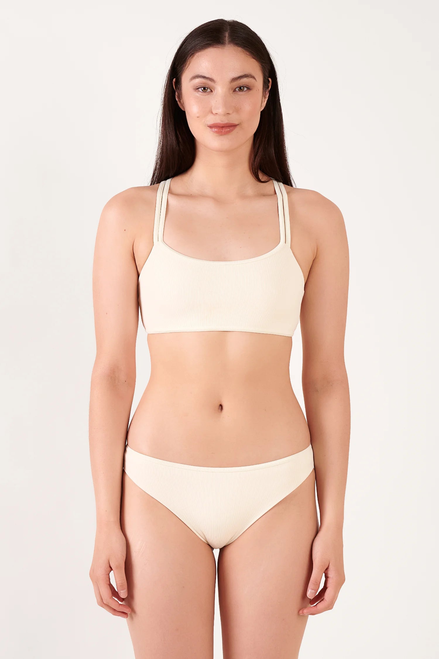 Bikinitop und Bikinihose von MYMARINI in hellem Beige mit breiten Trägern und hohem Beinausschnitt.#color_white