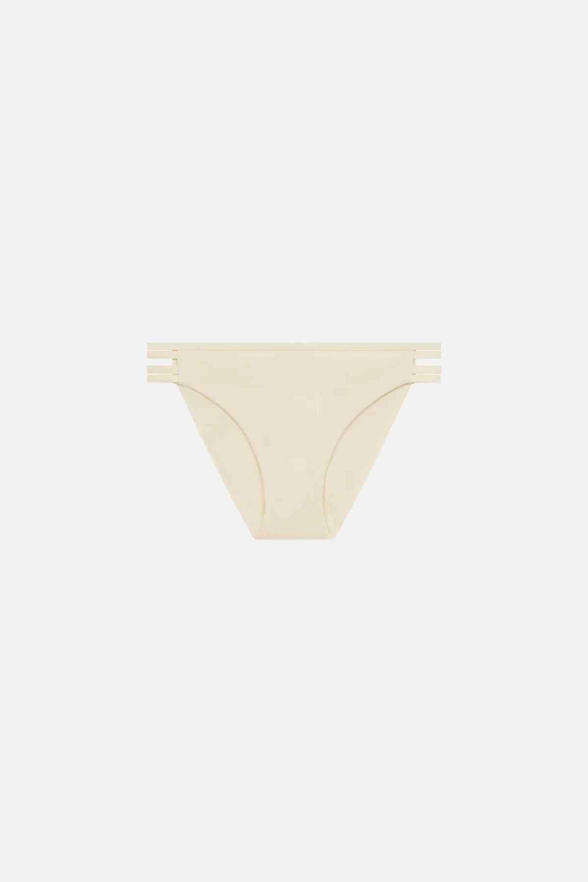 MYMARINI Bikinihose in Creme mit niedrigem Schnitt und schmalen Seitenbändern, vor weißem Hintergrund.#color_white-ribbed