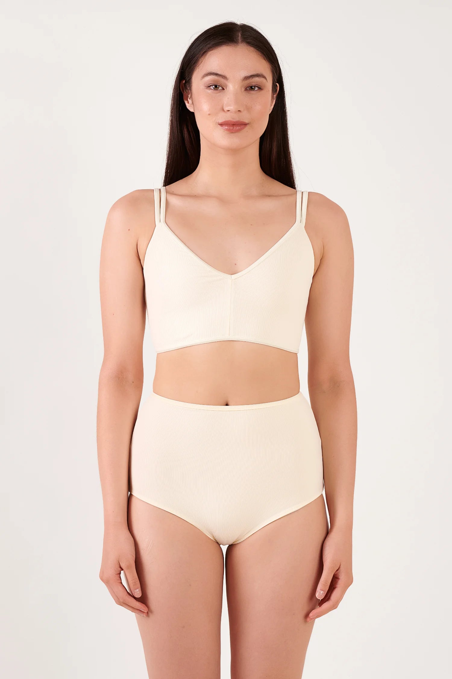 Bikinitop und hohe Bikinihose von MYMARINI in hellem Beige mit V-Ausschnitt und hohem Beinausschnitt.#color_white