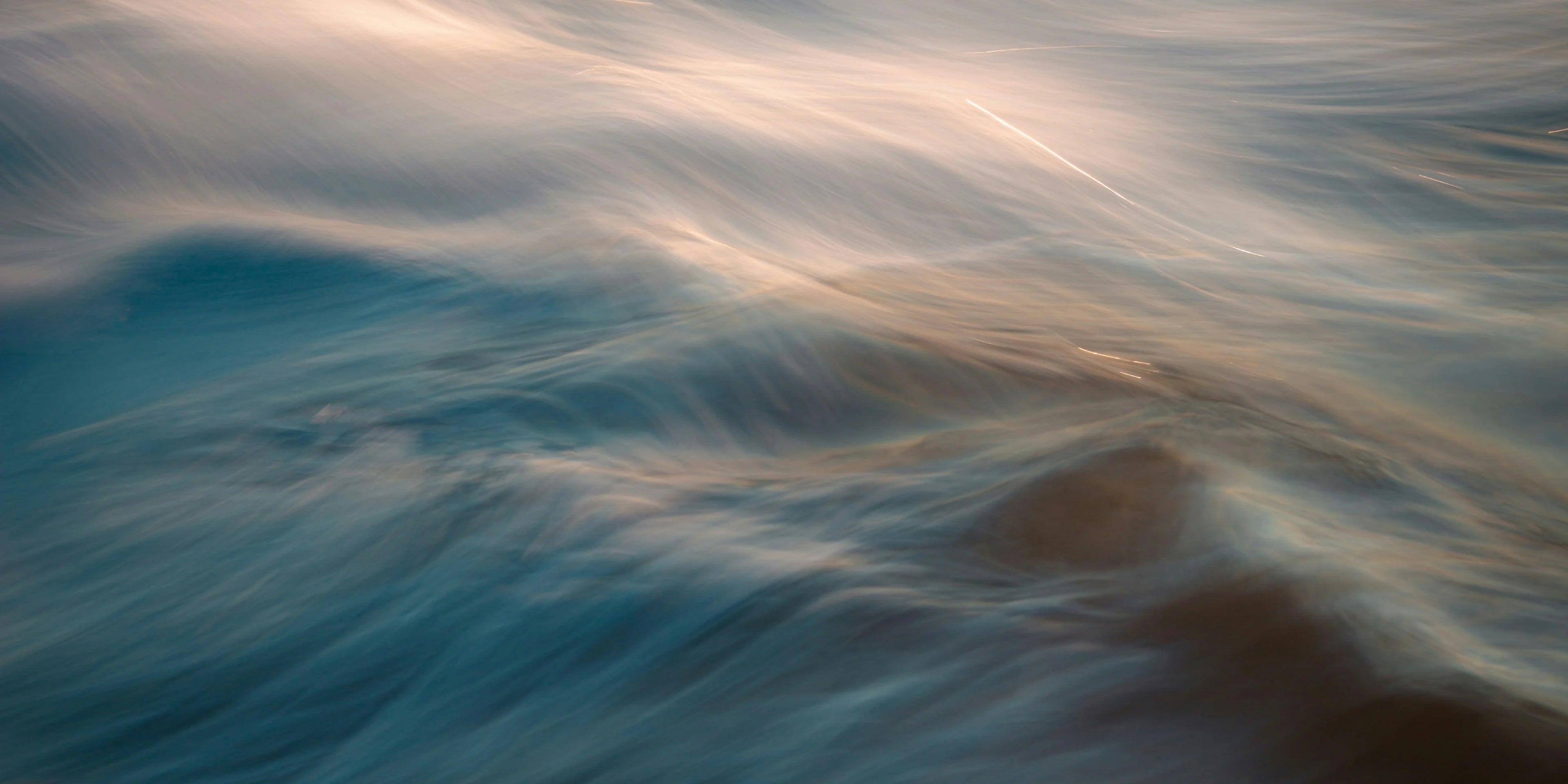 Weiches Spiel von Licht und Bewegung auf ruhiger Wasseroberfläche.