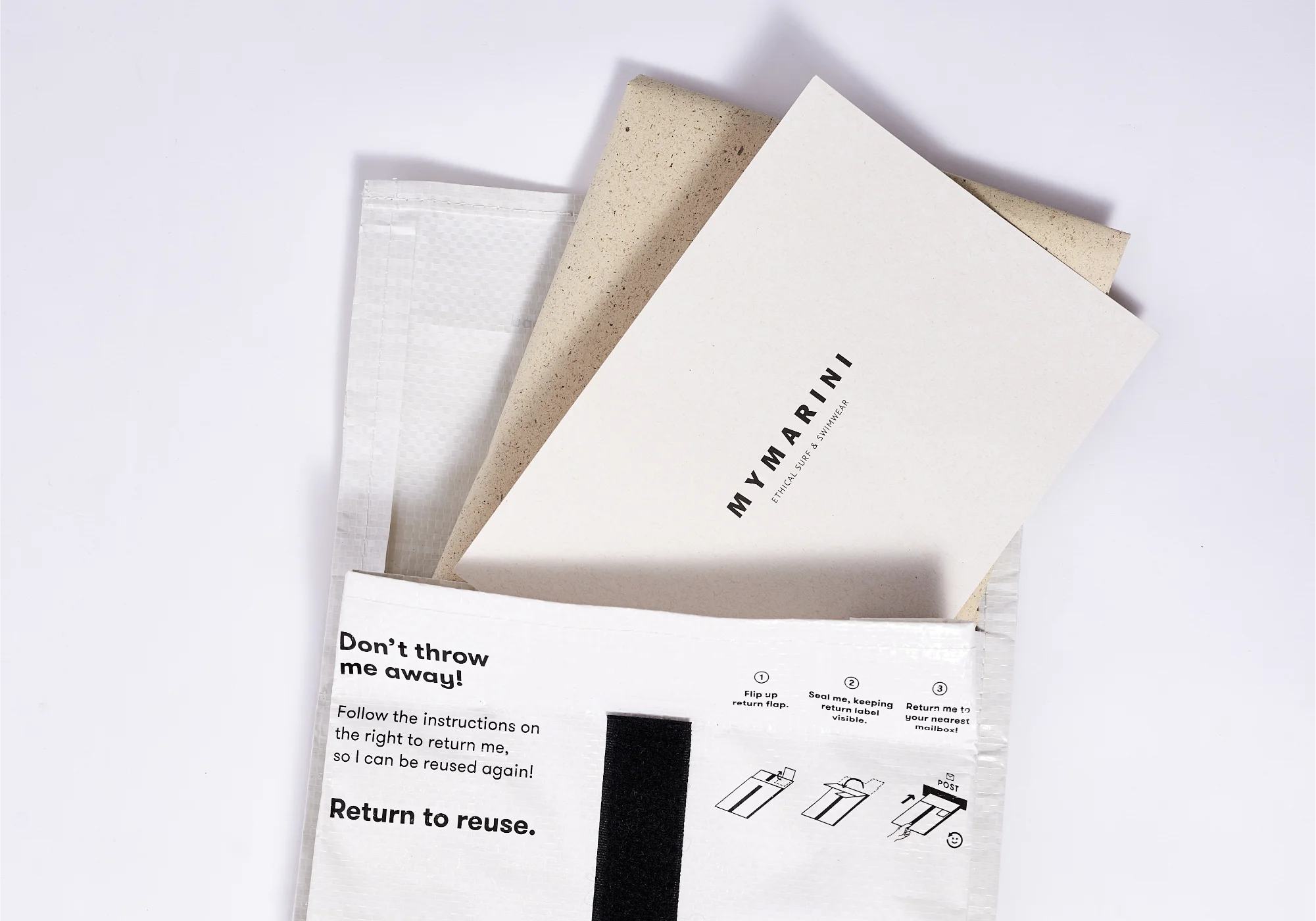 Nachhaltige Versandverpackung von MYMARINI mit der Aufschrift „Return to reuse“ und einer beiliegenden Karte mit dem MYMARINI-Logo.