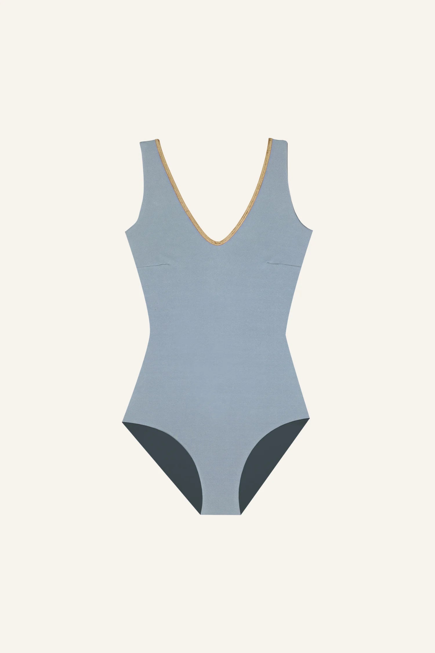MYMARINI Badeanzug in Hellblau mit V-Ausschnitt und hohem Beinausschnitt auf cremefarbenem Hintergrund.#color_crystal-grey