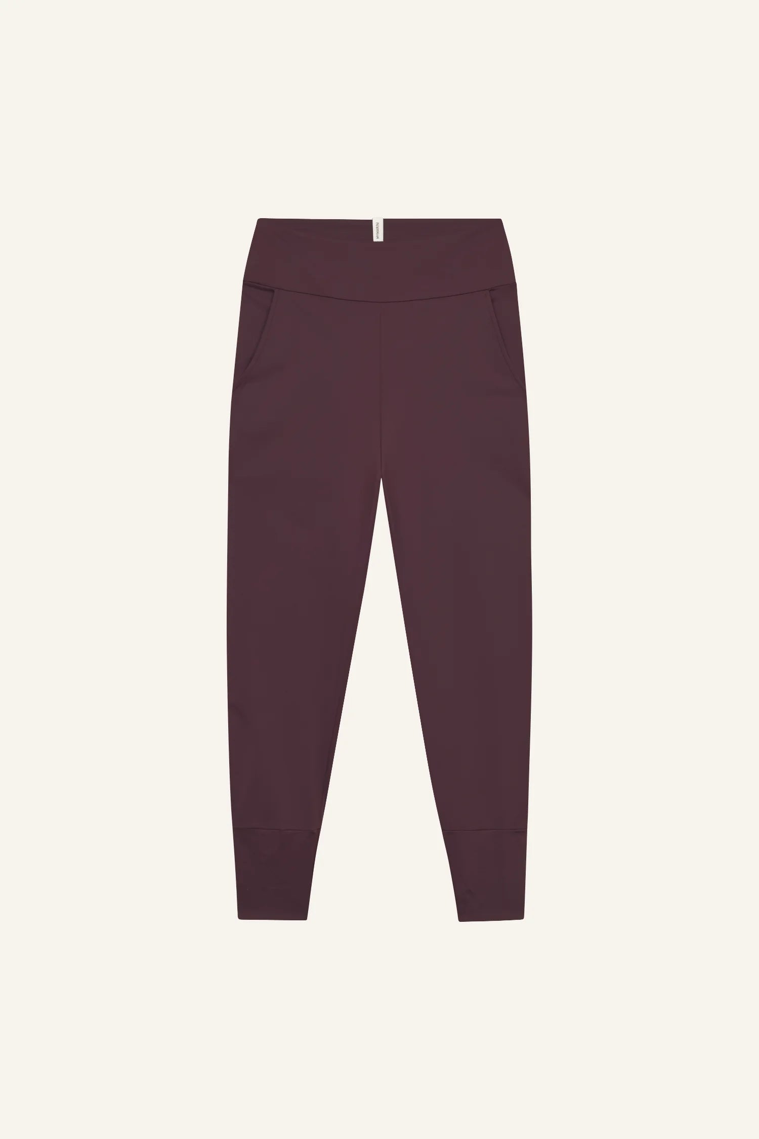 MYMARINI Hose aus dunkelrotem Stretchstoff, hoher Bund, schmal geschnittene Beine, seitliche Eingrifftaschen, Markenlabel am Bund.#color_chocolate