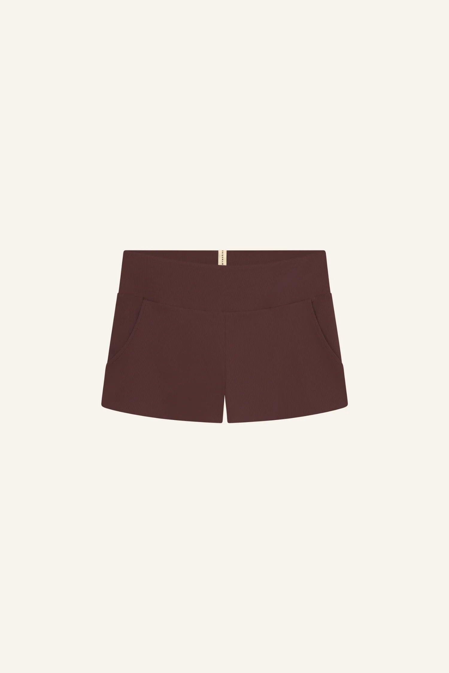 Kurze braune MYMARINI-Shorts mit elastischem Bund und Seitentaschen, vor hellem Hintergrund.#color_chocolate