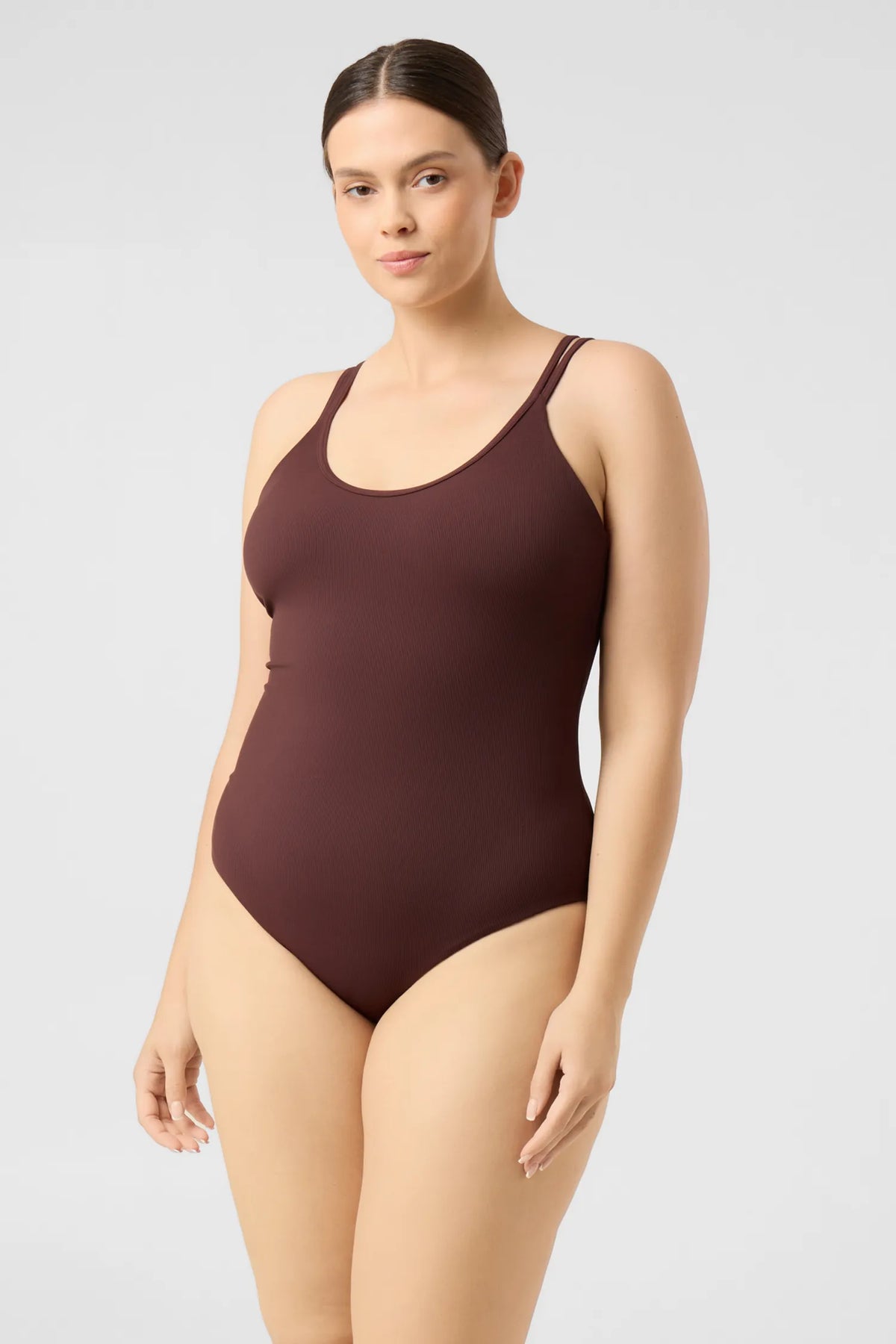 Frau im MYMARINI Badeanzug CLEANSUIT in chocolate mit doppelten Spaghettiträgern, Vorderansicht#color_chocolate-ribbed
