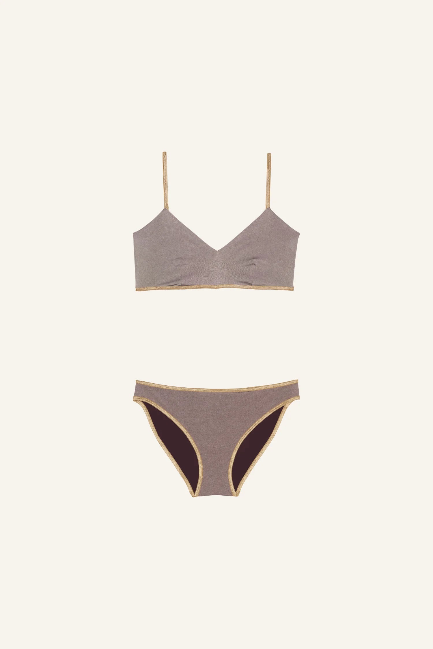 MYMARINI Bikini-Set mit Spaghettiträgern und hohem Beinausschnitt in Braun und Beige auf hellem Hintergrund.#color_shimmer-brown