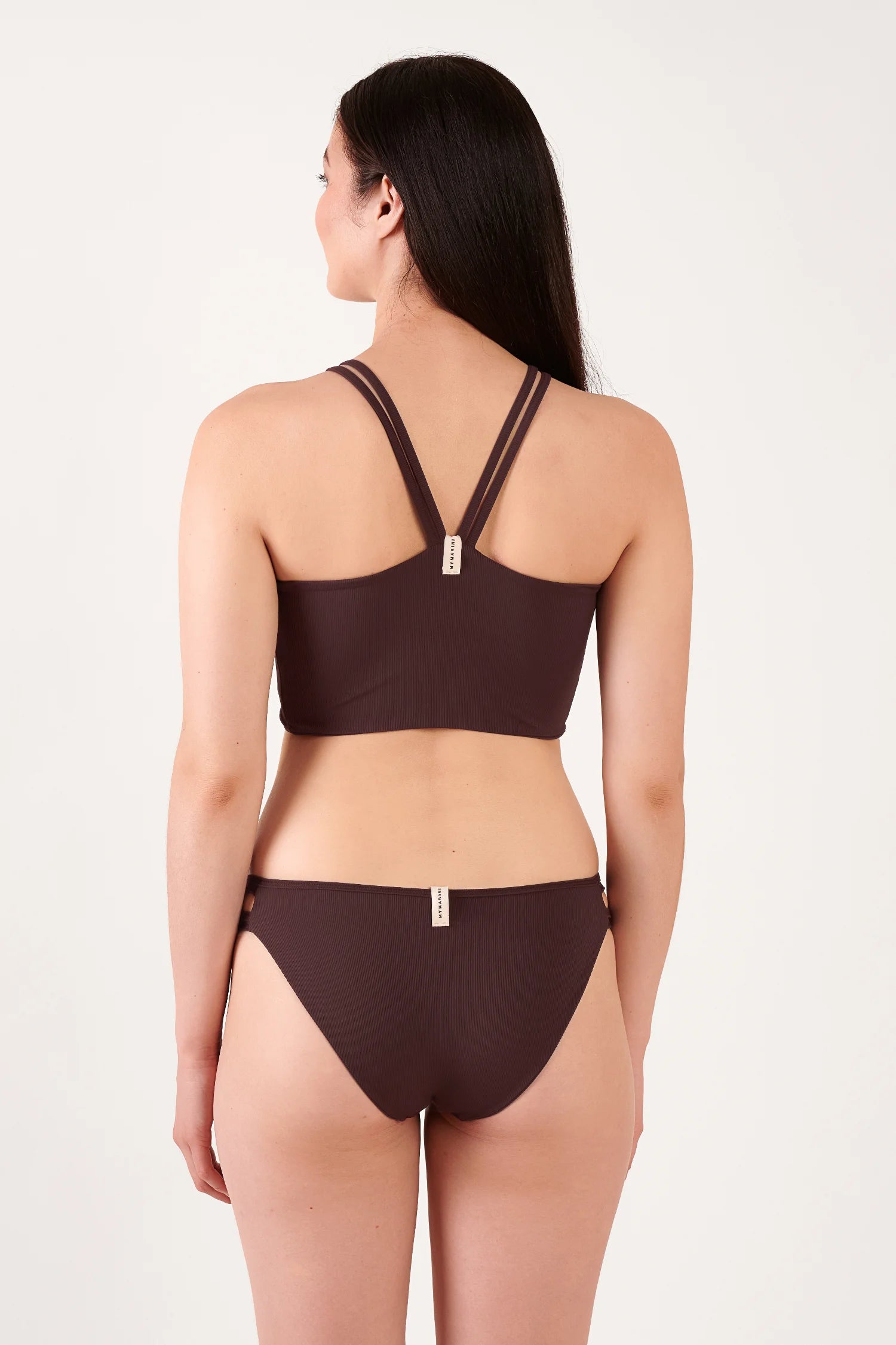 Bikinitop und Bikinihose von MYMARINI in Braun, hochgeschlossen mit breiten Trägern, von hinten sichtbar.#color_chocolate