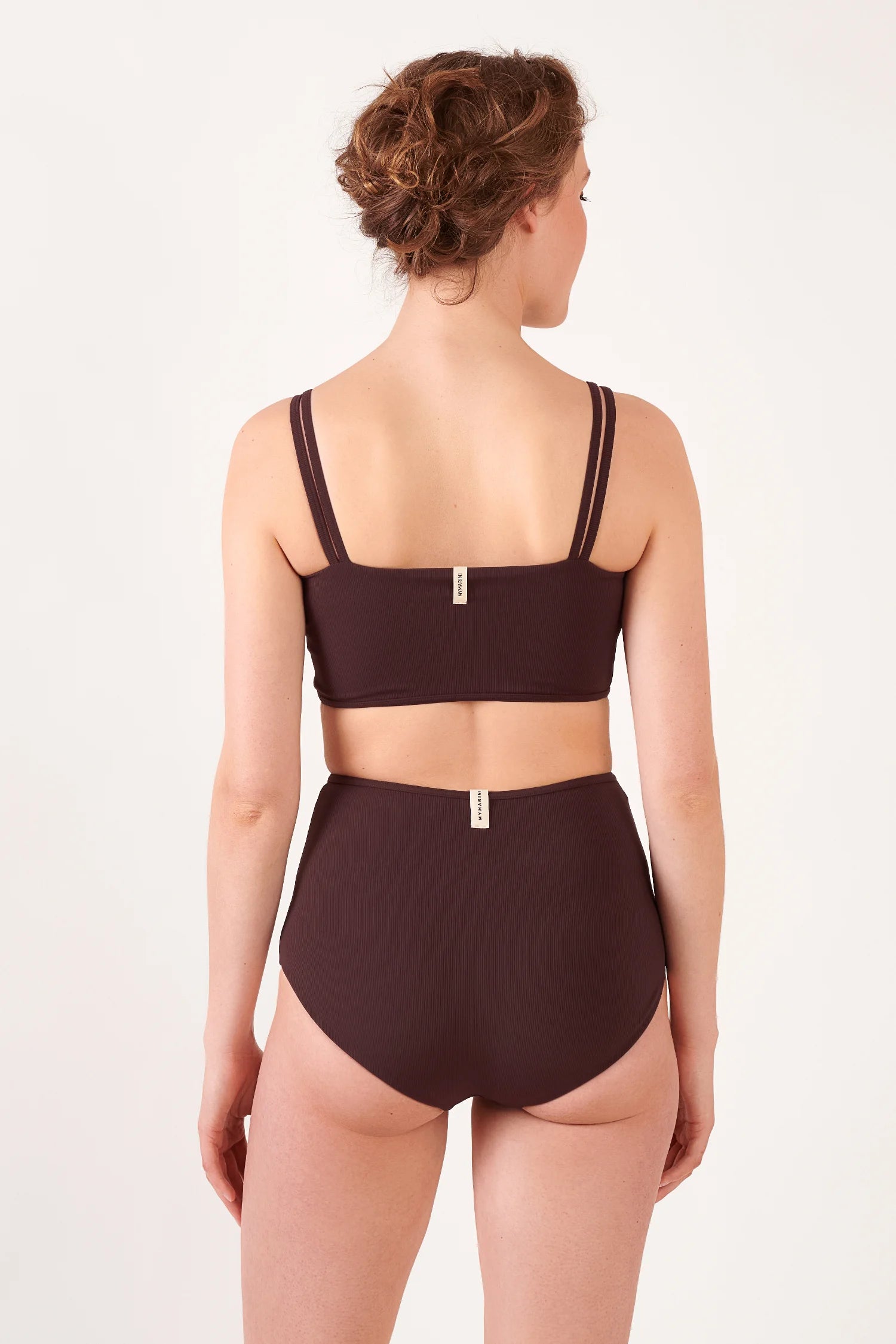 Bikini-Top und hohe Bikinihose in Braun von MYMARINI, mit breiten Trägern und hohem Beinausschnitt, von hinten sichtbar.#color_chocolate