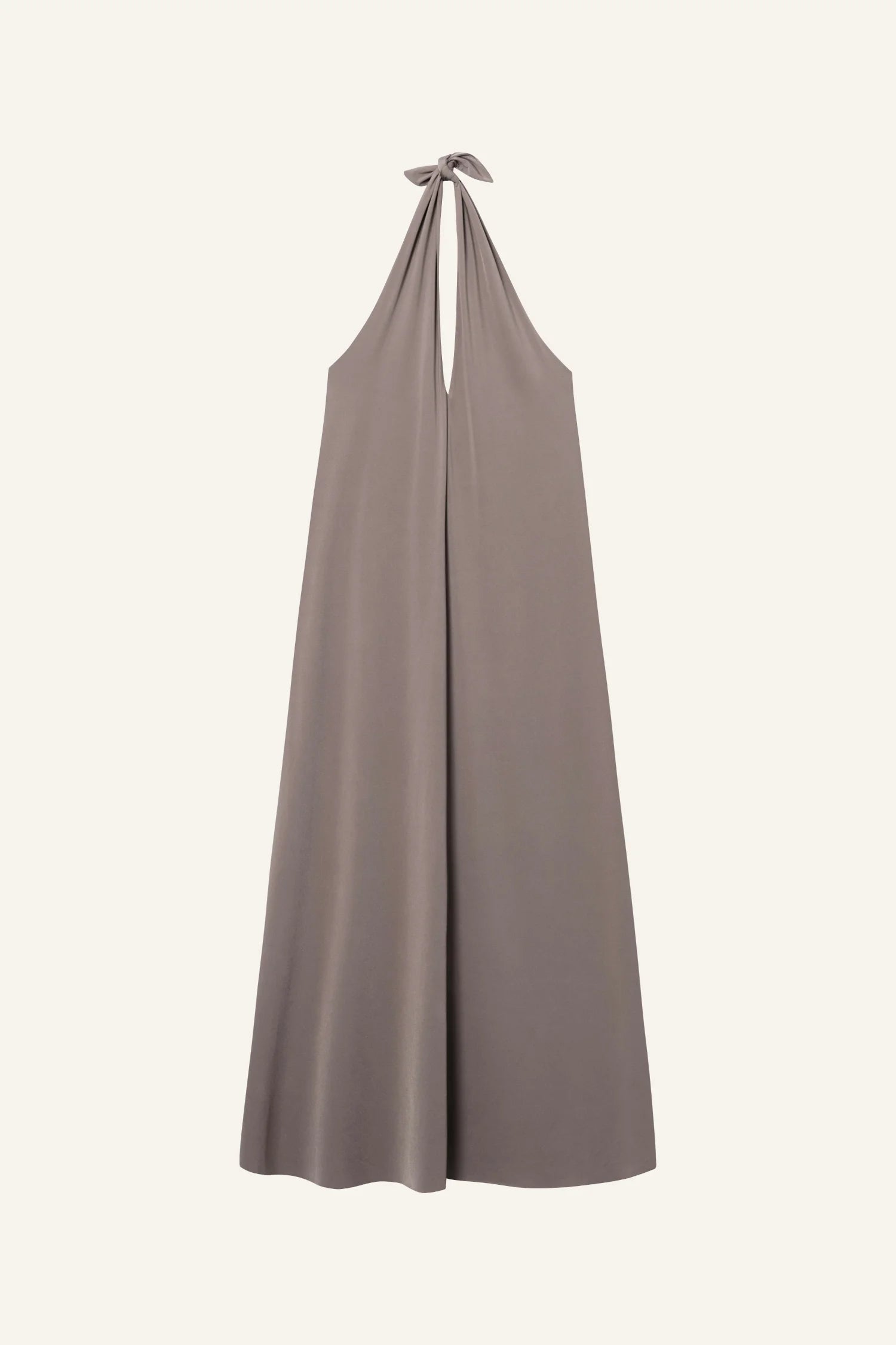 Langes braunes Neckholder-Kleid aus fließendem Stoff mit Schleife im Nacken, frontal fotografiert vor hellem Hintergrund.#color_shimmer