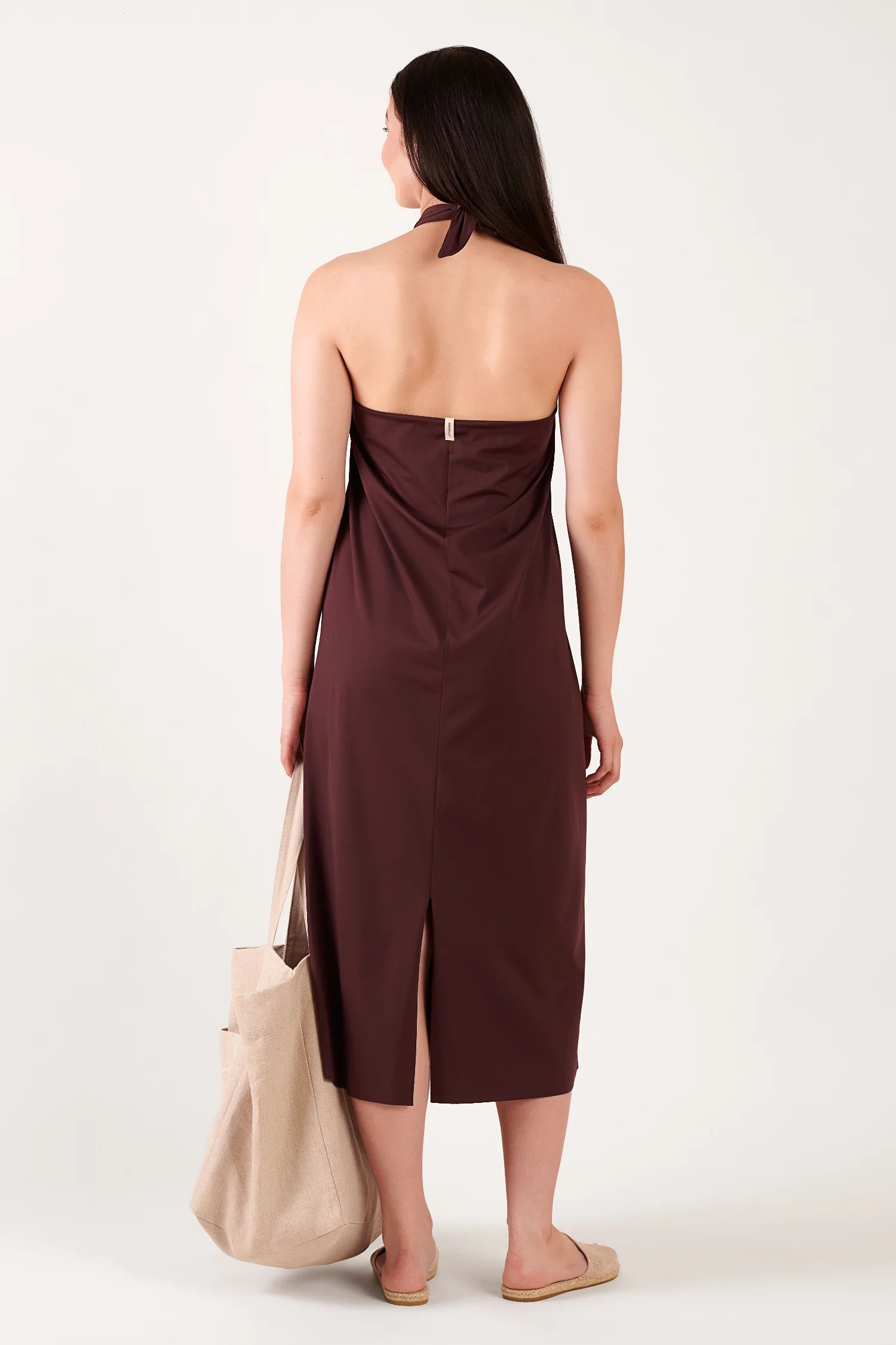 MYMARINI Kleid in Dunkelbraun, Rückenansicht: Halterneck-Bindung, mittlerer Rückensteg mit Schlitz, Midi-Länge.#color_chocolate