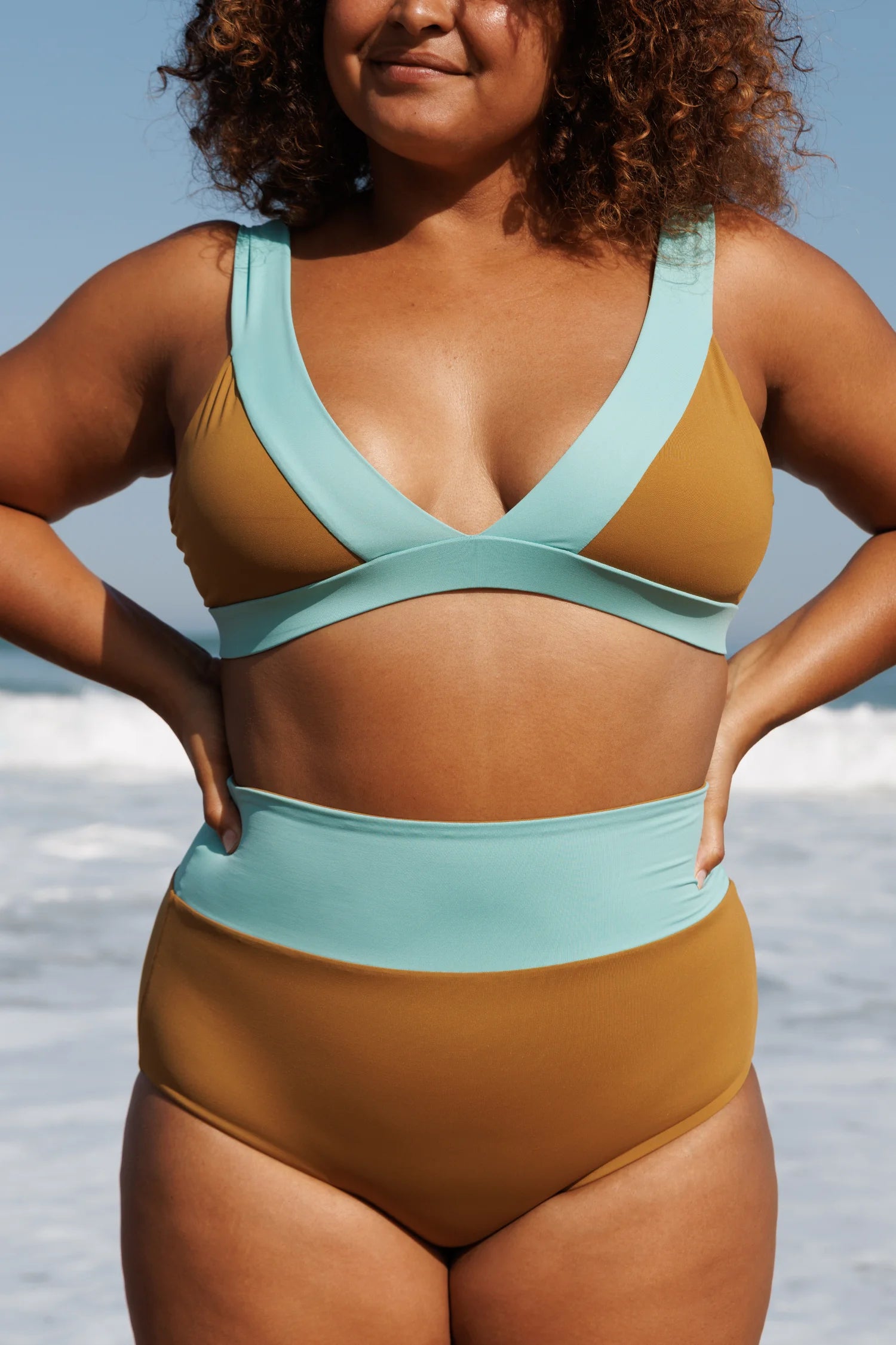 MYMARINI Bikini-Oberteil mit V-Ausschnitt und breiten Trägern; High-Waist-Bikinihose in Mint-Türkis/Camel am Strand.#color_oak-eucalyptus