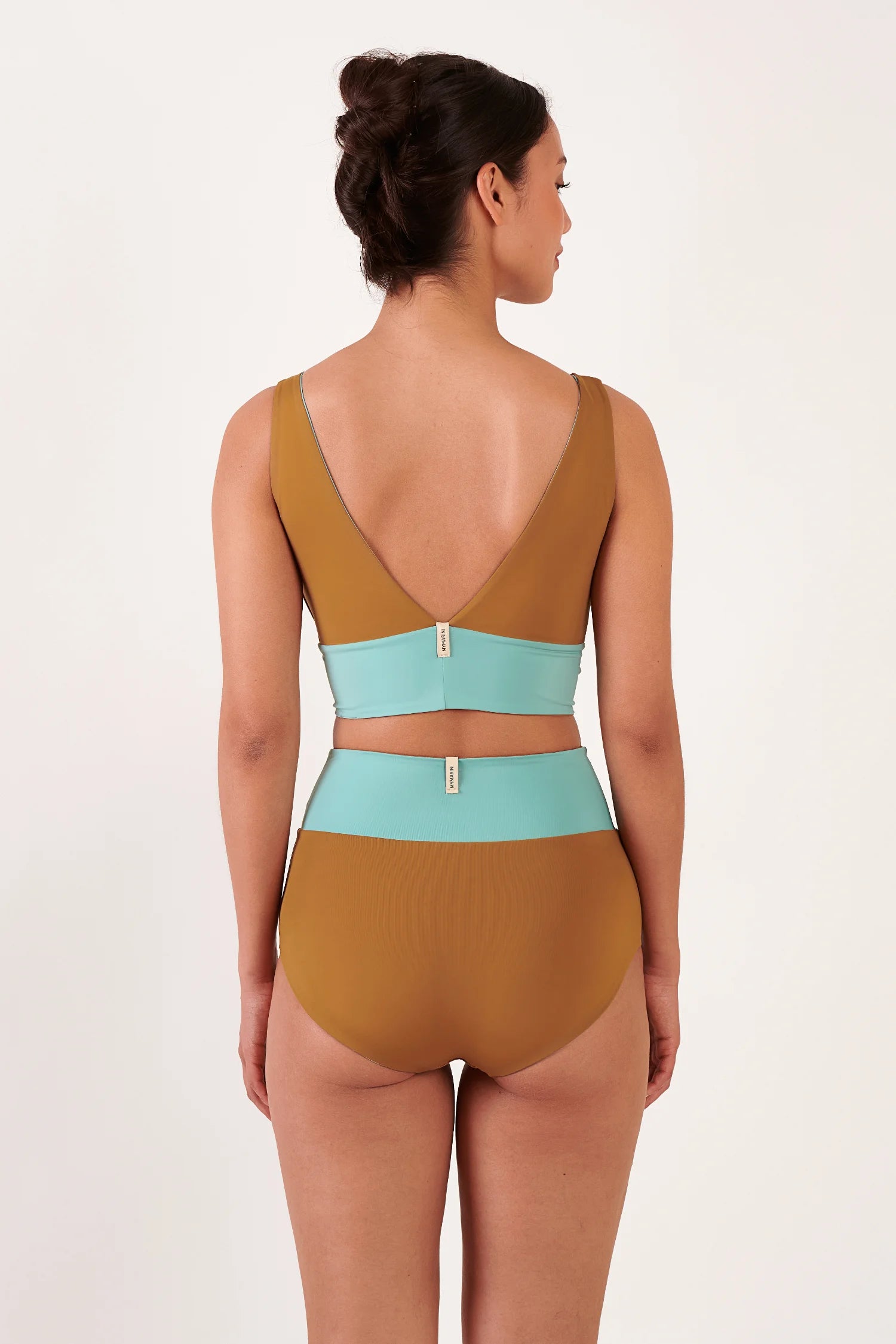 Rückenansicht eines MYMARINI Bikini-Sets: Oberteil Braun mit V-Rücken, breite Träger; Hose High-Waist Türkis mit braunen Seiten.#color_oak-eucalyptus
