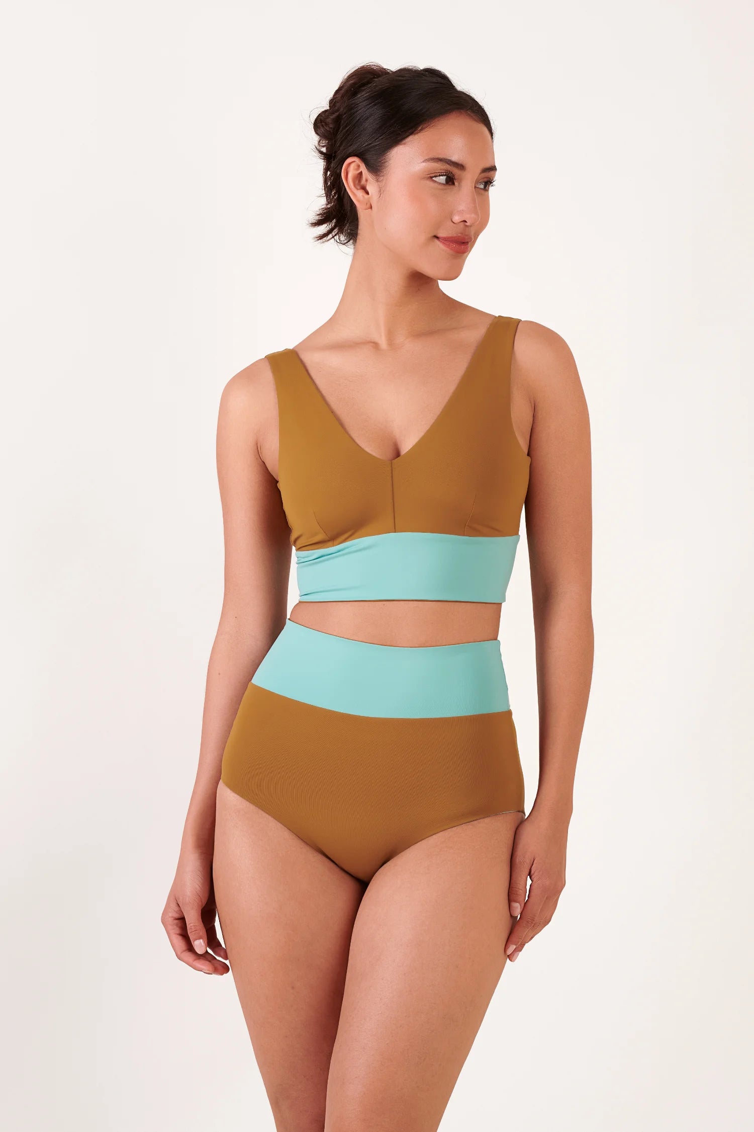 MYMARINI Bikini-Top und Bikinihose in Braun und Mint; V-Ausschnitt, breite Träger, hoher Bund, farbblockiert.#color_oak-eucalyptus