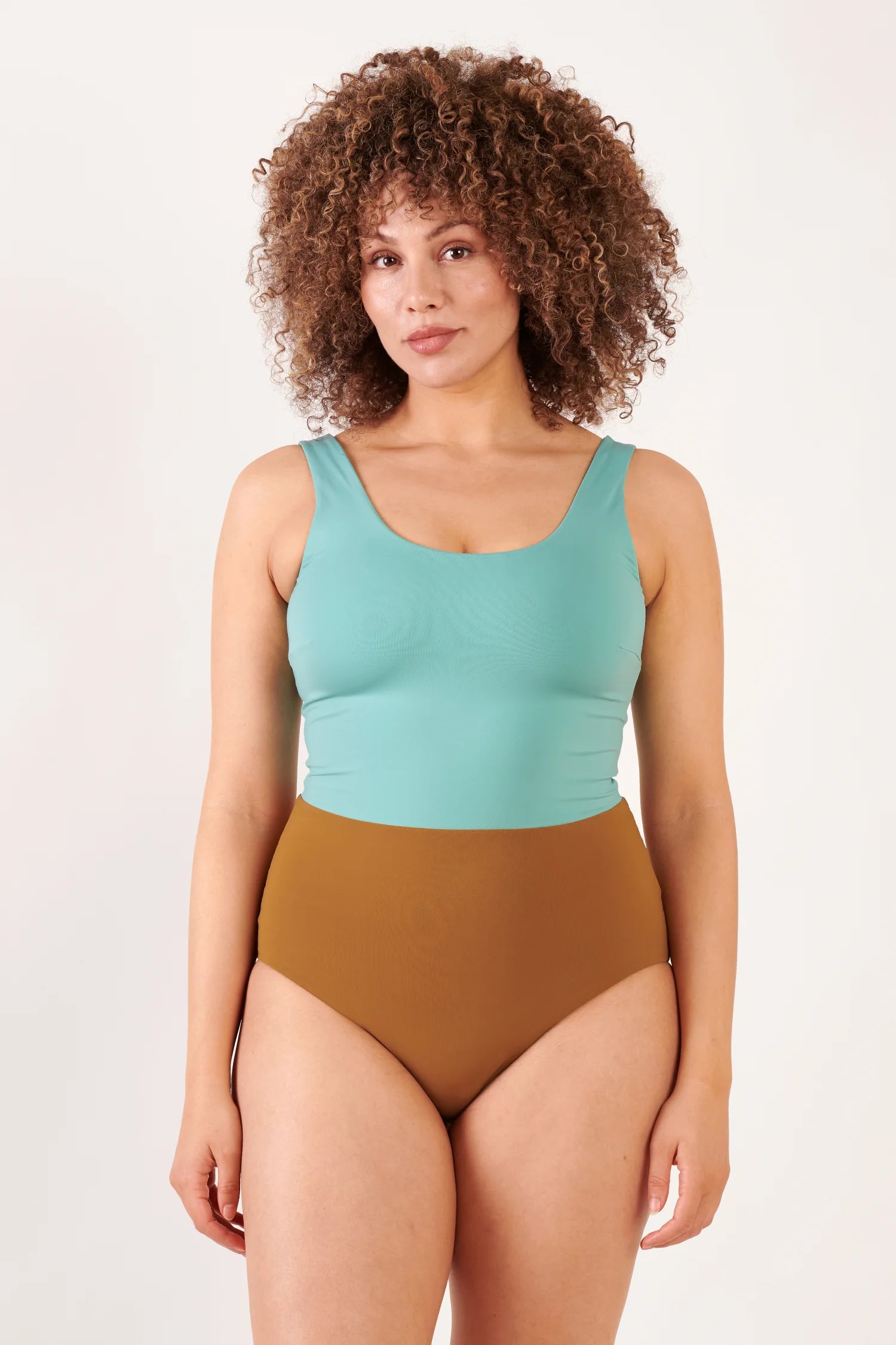 MYMARINI Bikini: Top mit breiten Trägern Mint-Türkis und High-Waist-Bikinihose Braun, Model vor hellem Hintergrund.#color_oak-eucalyptus