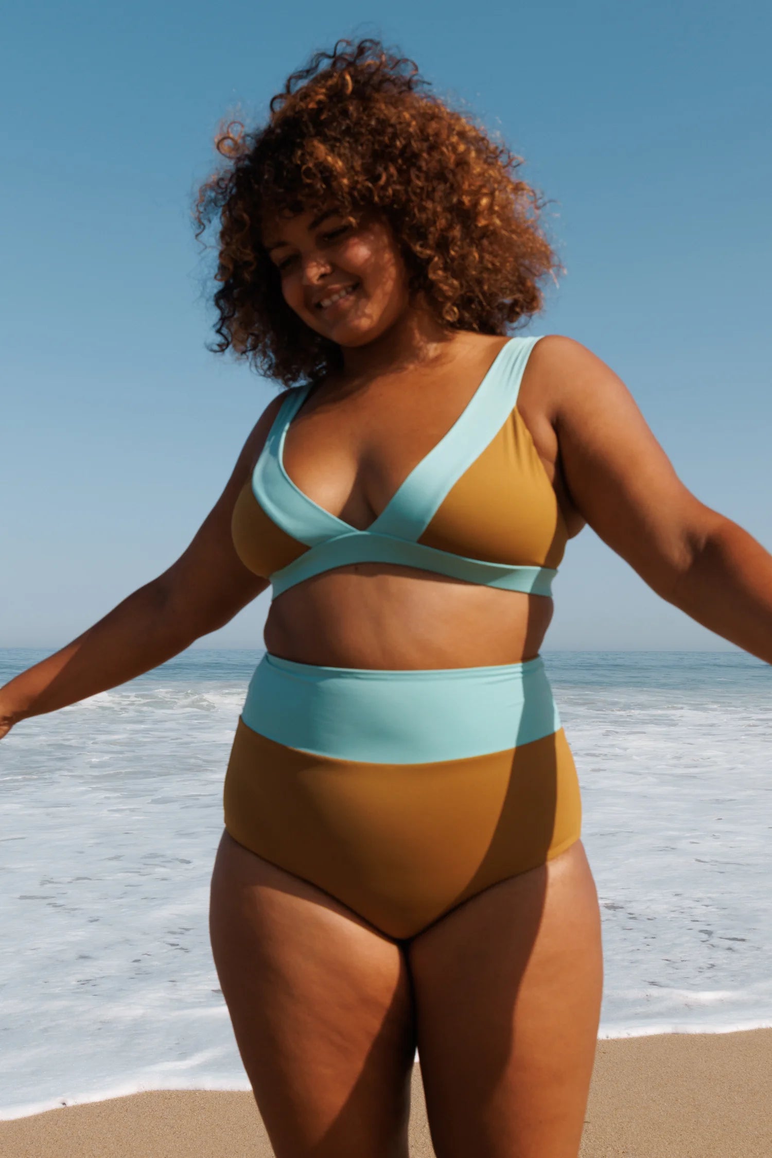 MYMARINI Bikini mit color-blocked Oberteil und High-Waist-Unterteil am Strand; V-Ausschnitt, breite Träger, hellblau-brauner Farbblock.#color_oak-eucalyptus