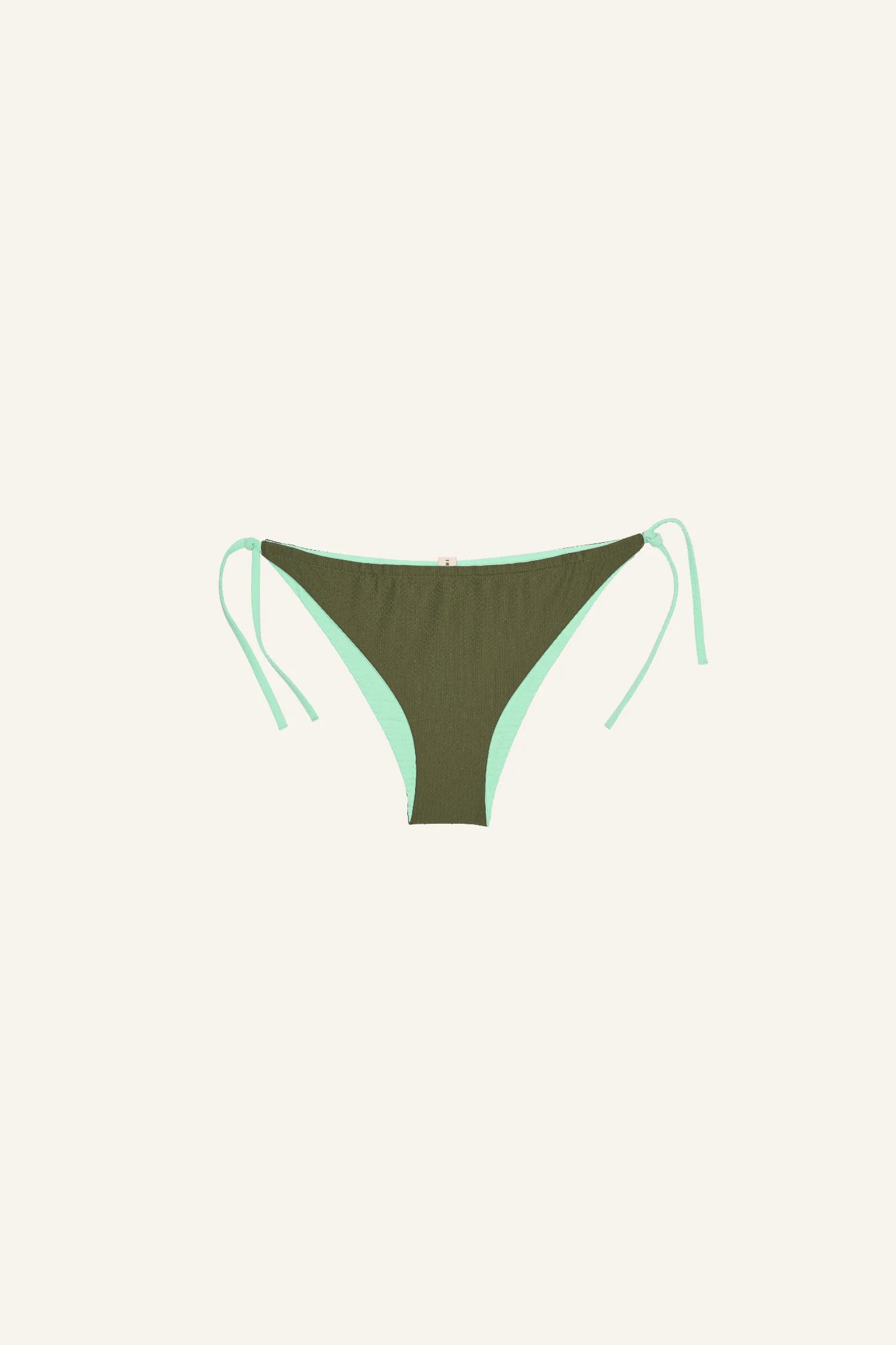 MYMARINI Bikinihose in Olivgrün mit seitlichen Bindebändern und hohem Beinausschnitt auf hellem Hintergrund.#color_lagoon-seaweed