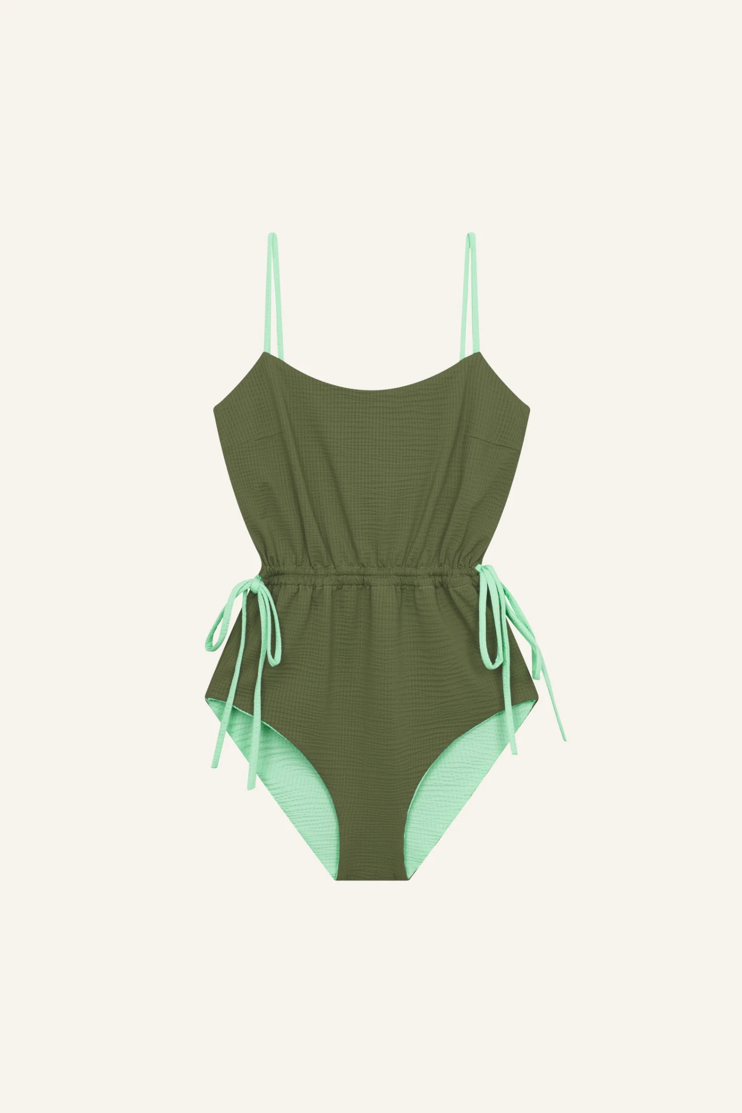 MYMARINI Badeanzug in Olivgrün mit Spaghettiträgern und hohem Beinausschnitt, seitlich gebunden mit mintfarbenen Bändern.#color_lagoon-seaweed