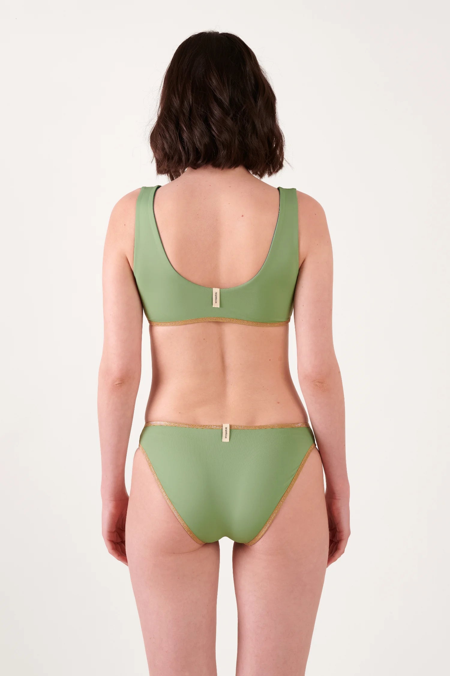 MYMARINI Bikini-Top und Bikini-Hose in grün mit goldenen Ziernähten; Rücken-U-Ausschnitt, breite Träger, Markenanhänger sichtbar.#color_pine-basil