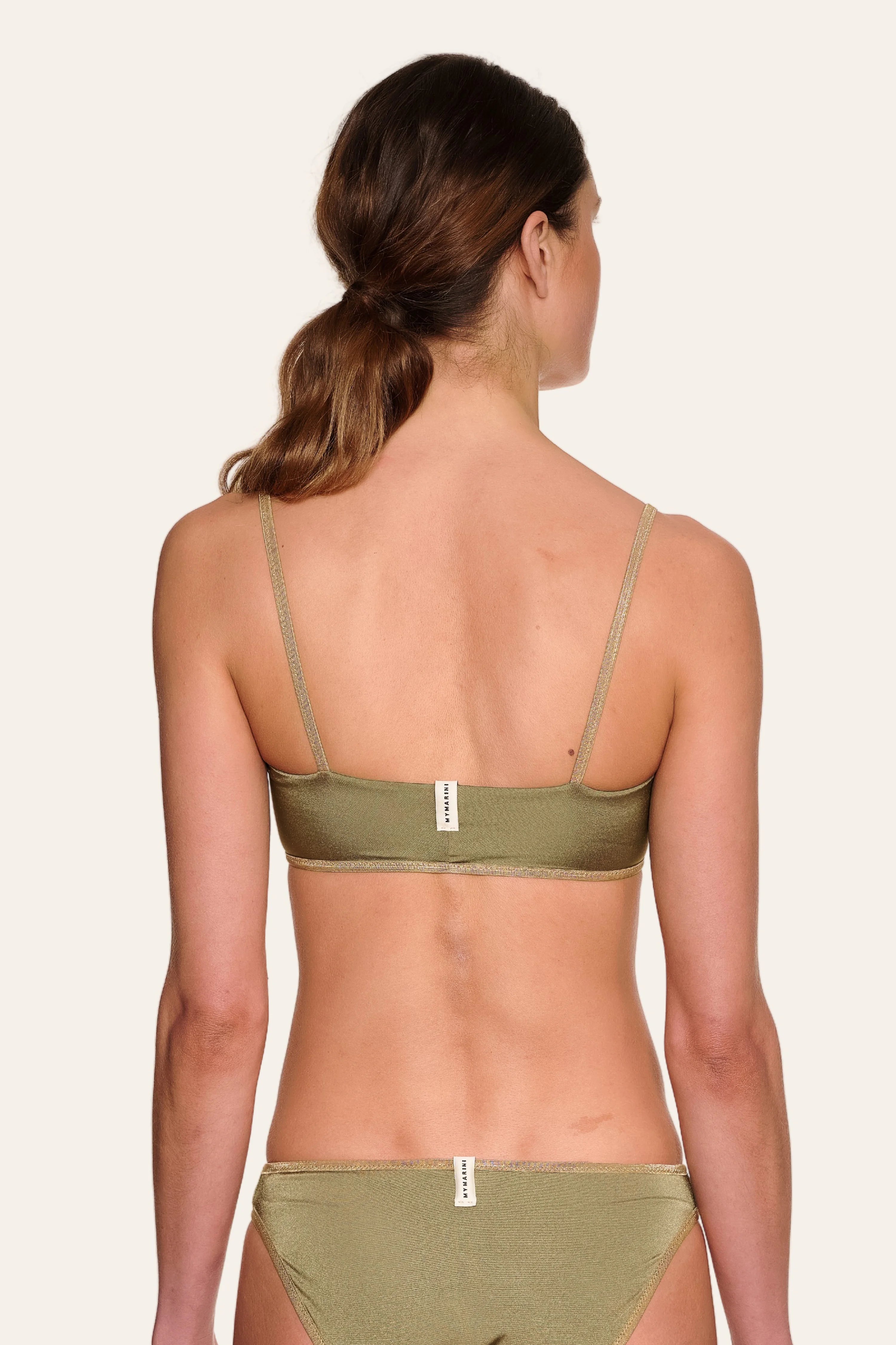 Rückansicht eines MYMARINI Bikinis mit Spaghettiträgern und niedrigem Beinausschnitt in Olivgrün.#color_apple-leaves