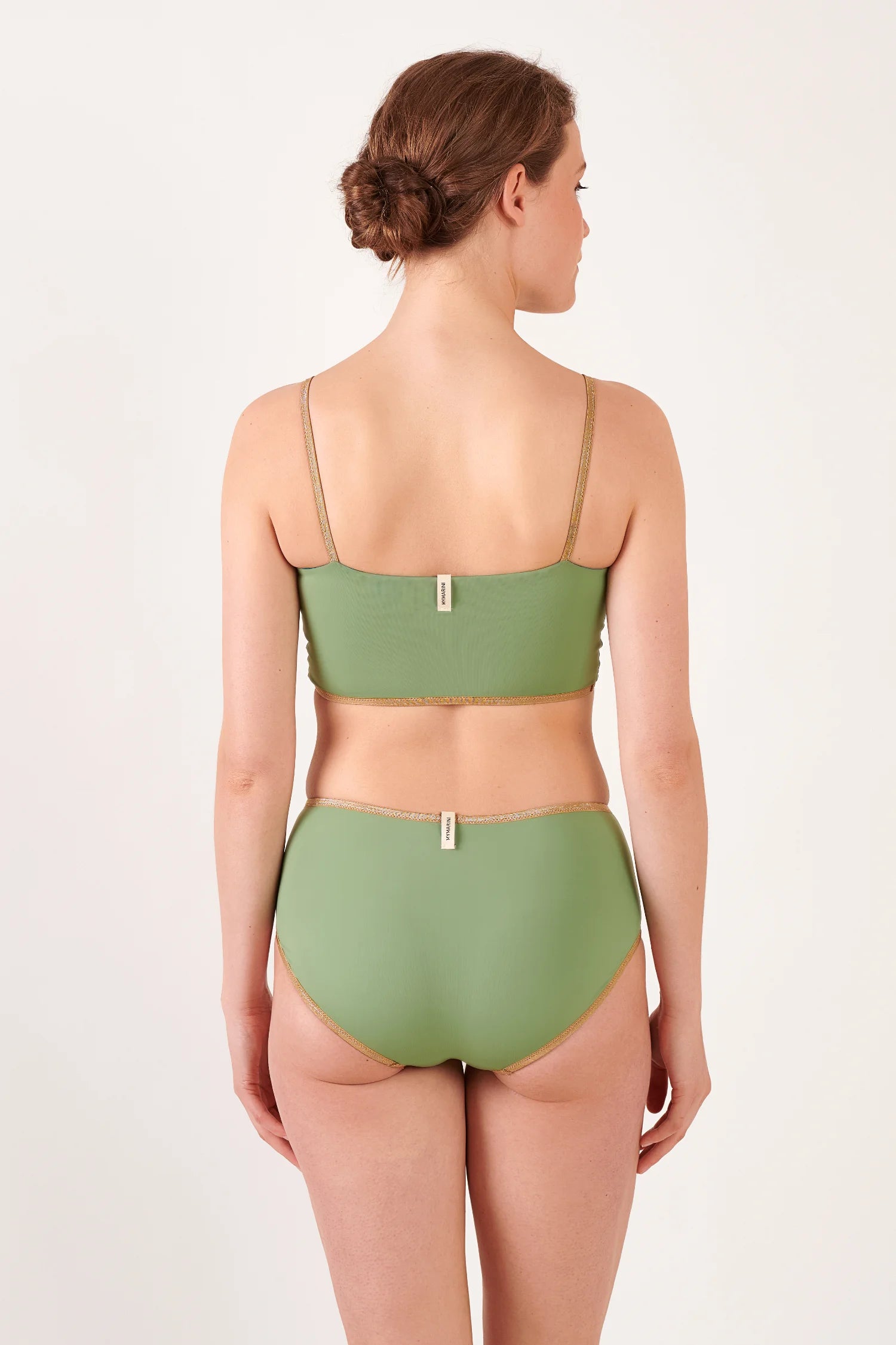 MYMARINI Bikini-Set in grün, Rückenansicht: schmale Träger, gerader Rückenabschluss, Bikinihose mit mittlerem Bund und goldenen Zierkanten.#color_pine-basil